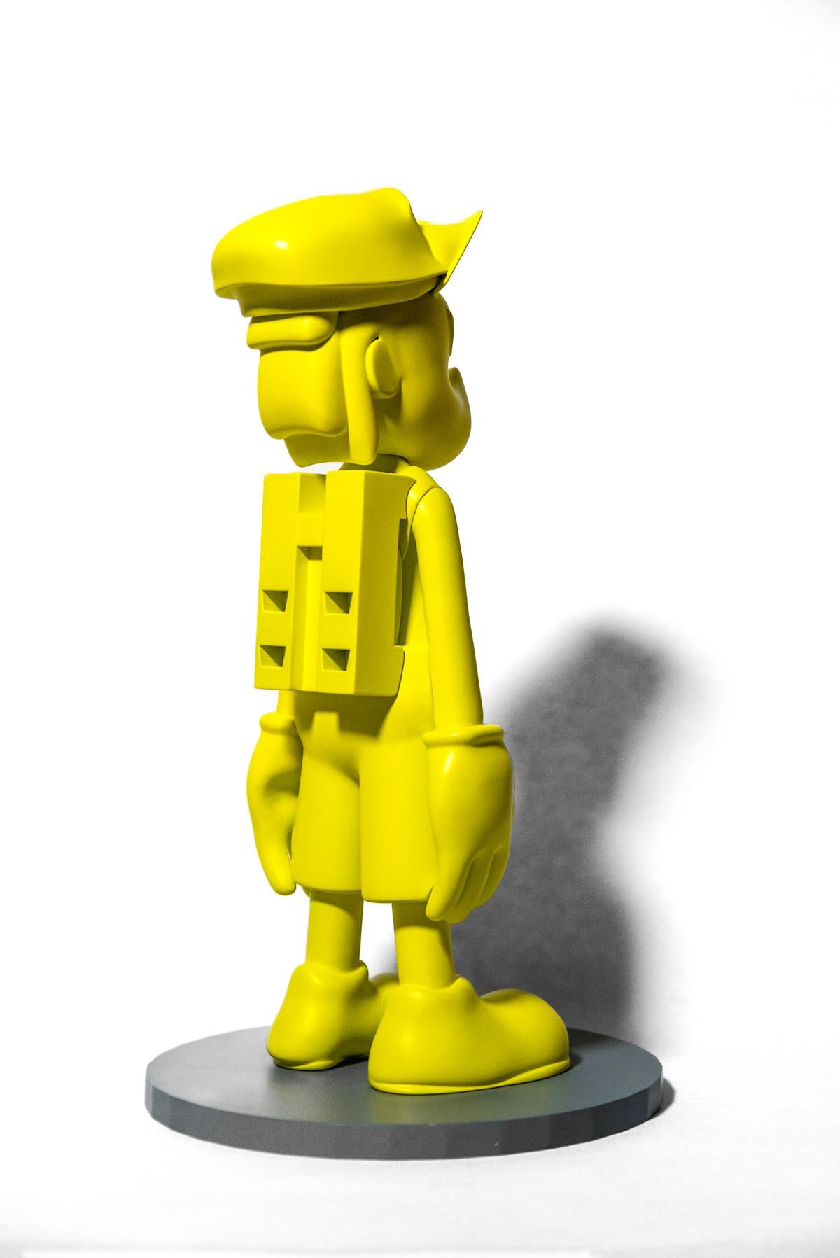 XOX Chill Yellow 1/10 - graphisme, pop-art, sculpture figurative en résine - Jaune Figurative Sculpture par Viktor Mitic