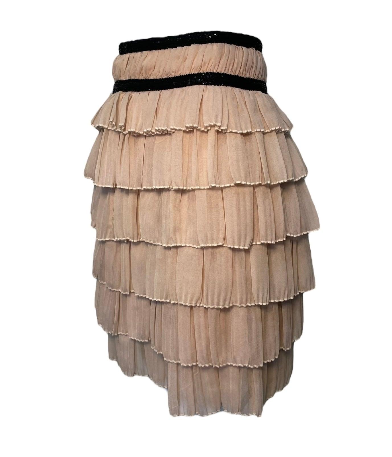 Bezaubernder mehrstufiger Rock aus Chiffon-Seidengemisch. Doppelte Pailletten Bund und trimmen, flirty Spaß und jugendlich. Reißverschluss hinten. Erstklassiger Zustand.  Etikettiert eine 38. Moderne US 0.

Zusätzliche Informationen:
Farbe: