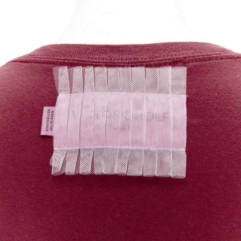 VIKTOR & ROLF Zentrales rotes lila Tüll-Logodruck Dekonstruiertes Tshirt S
Referenz: AAWC/A00443
Marke: Viktor & Rolf
Collection'S: Tüll
MATERIAL: Fühlt sich an wie Baumwolle, Tüll
Farbe: Rot, Lila
Muster: Andere
Hergestellt in: