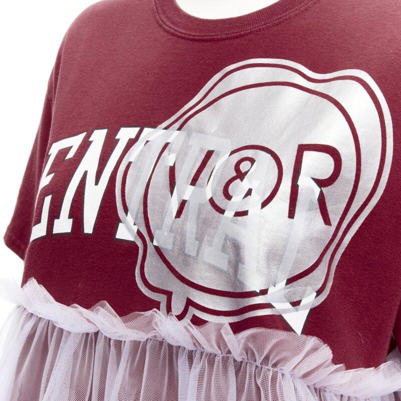 VIKTOR & ROLF Zentrales rotes lila Tüll-Logodruck Dekonstruiertes Tshirt S im Angebot 3