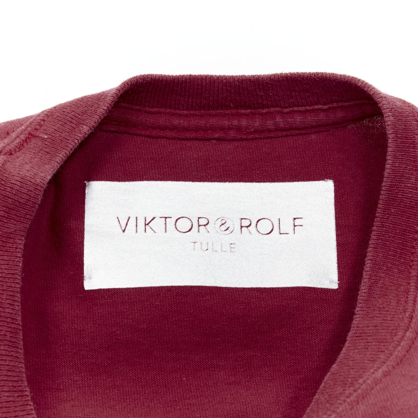 VIKTOR & ROLF Zentrales rotes lila Tüll-Logodruck Dekonstruiertes Tshirt S im Angebot 4