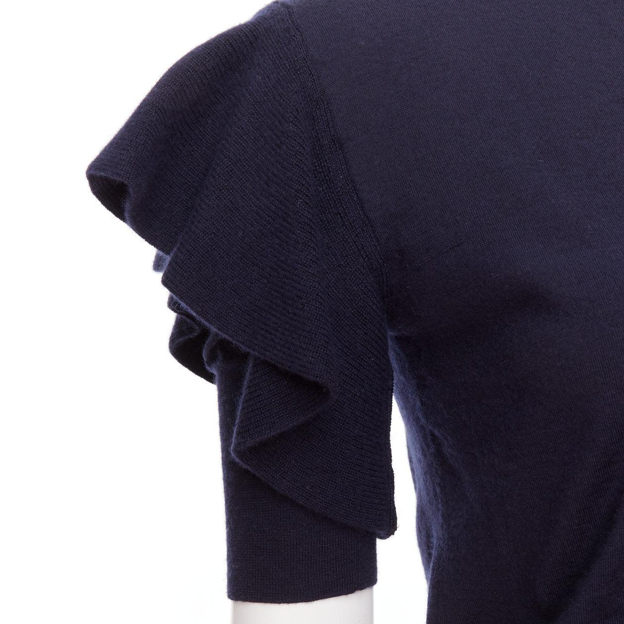 VIKTOR & ROLF jersey de punto con mangas de volantes de seda y cachemira azul marino S
Referencia: GEGG/A00062
Marca: Viktor & Rolf
Material: Cachemira, Seda
Color: Azul marino
Patrón: Sólido
Cierre: Botón
Detalles adicionales: Volantes sobre mangas