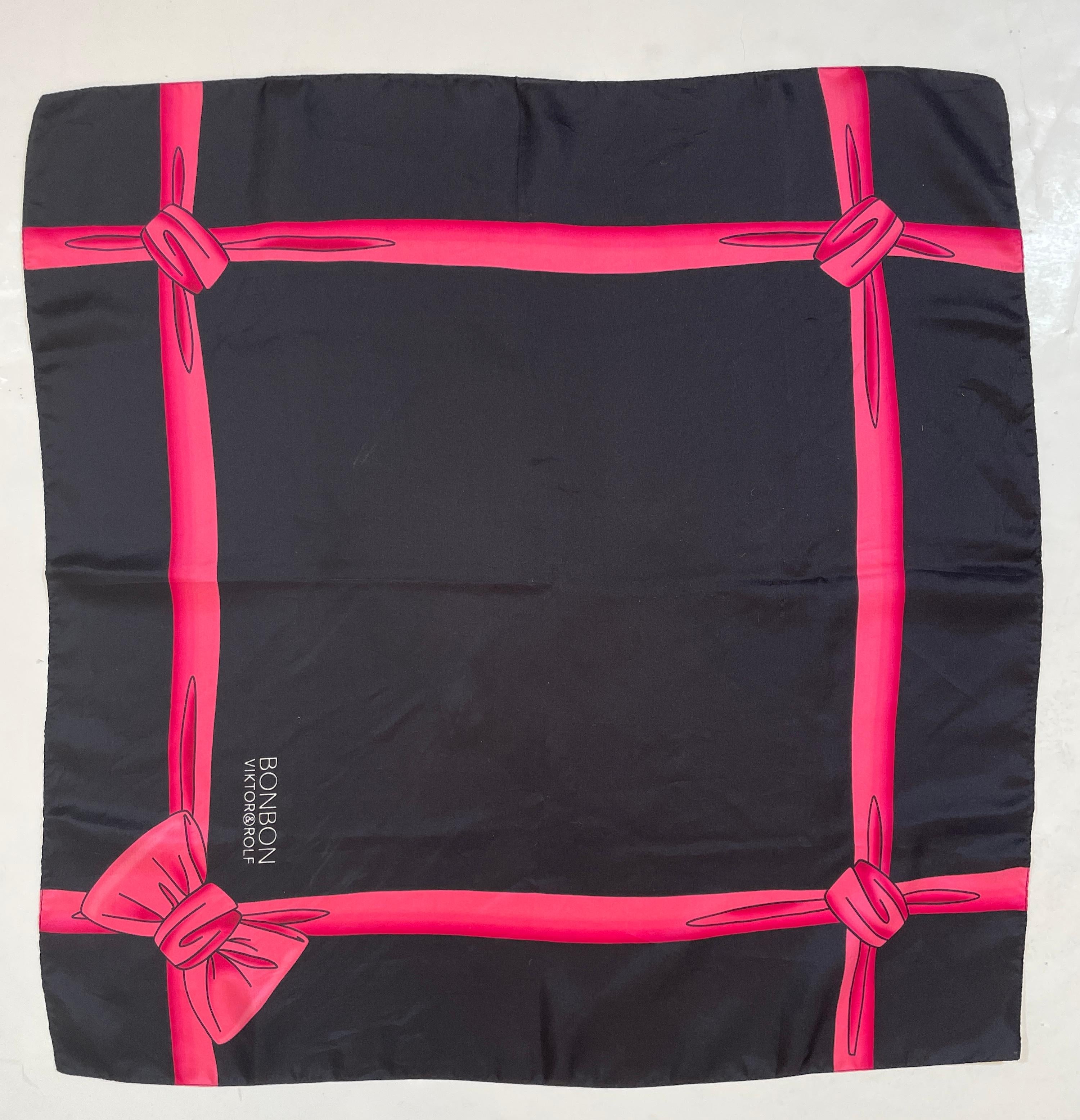 Viktor & Rolf Silk Square Scarf.
Bonbon Viktor & Rolf Silk Square neckerchief black with hot fuschia pink ribbon.
Dimensions: 24 in. x 24in.
100% Silk Made in Italy.
Condition: Some pull up thread.
Women Accessories Silk Scarves by Designer Viktor &