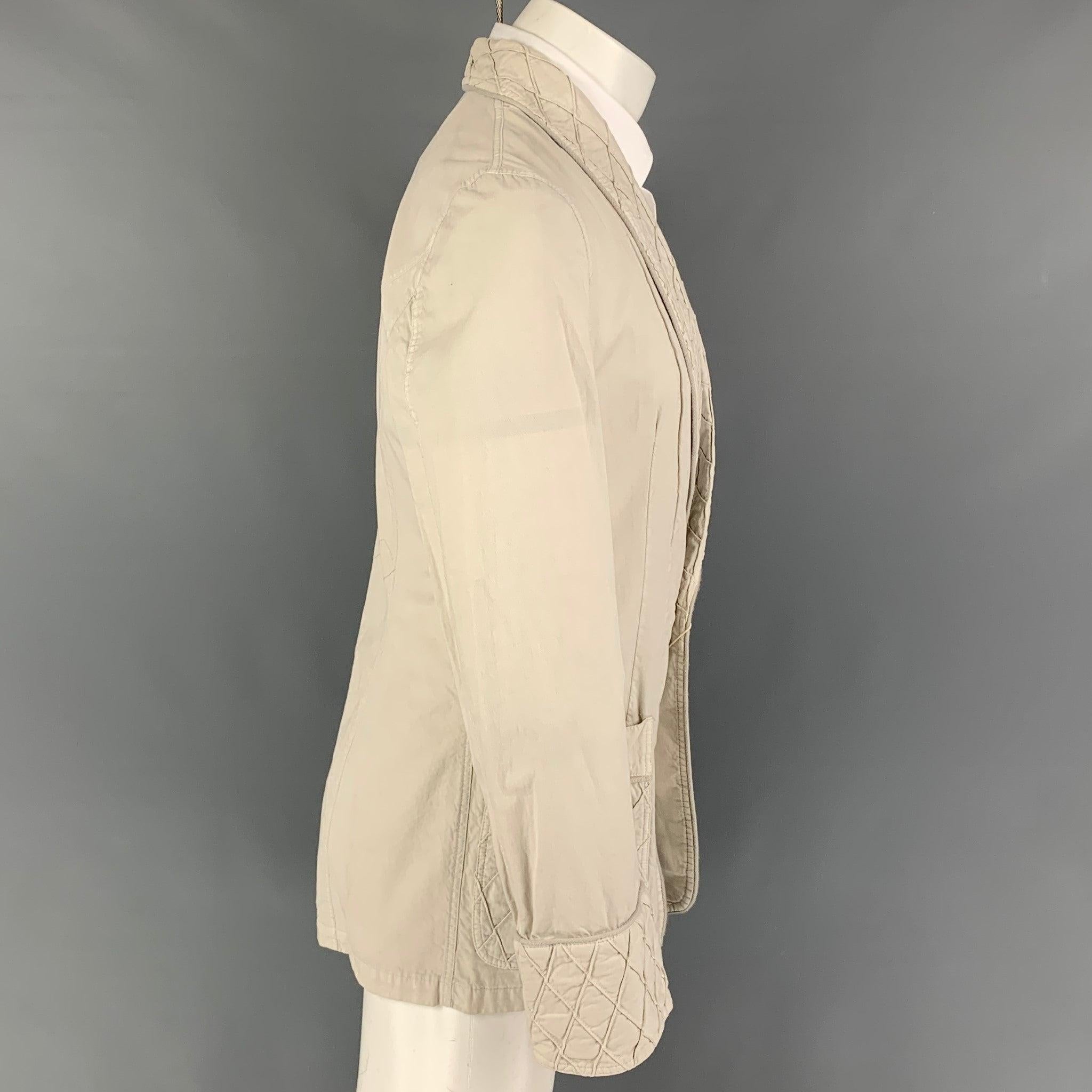 Die Jacke von VIKTOR & ROLF aus weißer Baumwolle hat einen Schalkragen, Steppnähte, aufgesetzte Taschen und einen einfachen Knopfverschluss. 

Markiert:   46 

Abmessungen: 
 
Schultern: 17.5 Zoll Brustkorb:
38 Zoll Ärmel:
26 Zoll Länge: 29 Zoll 
 