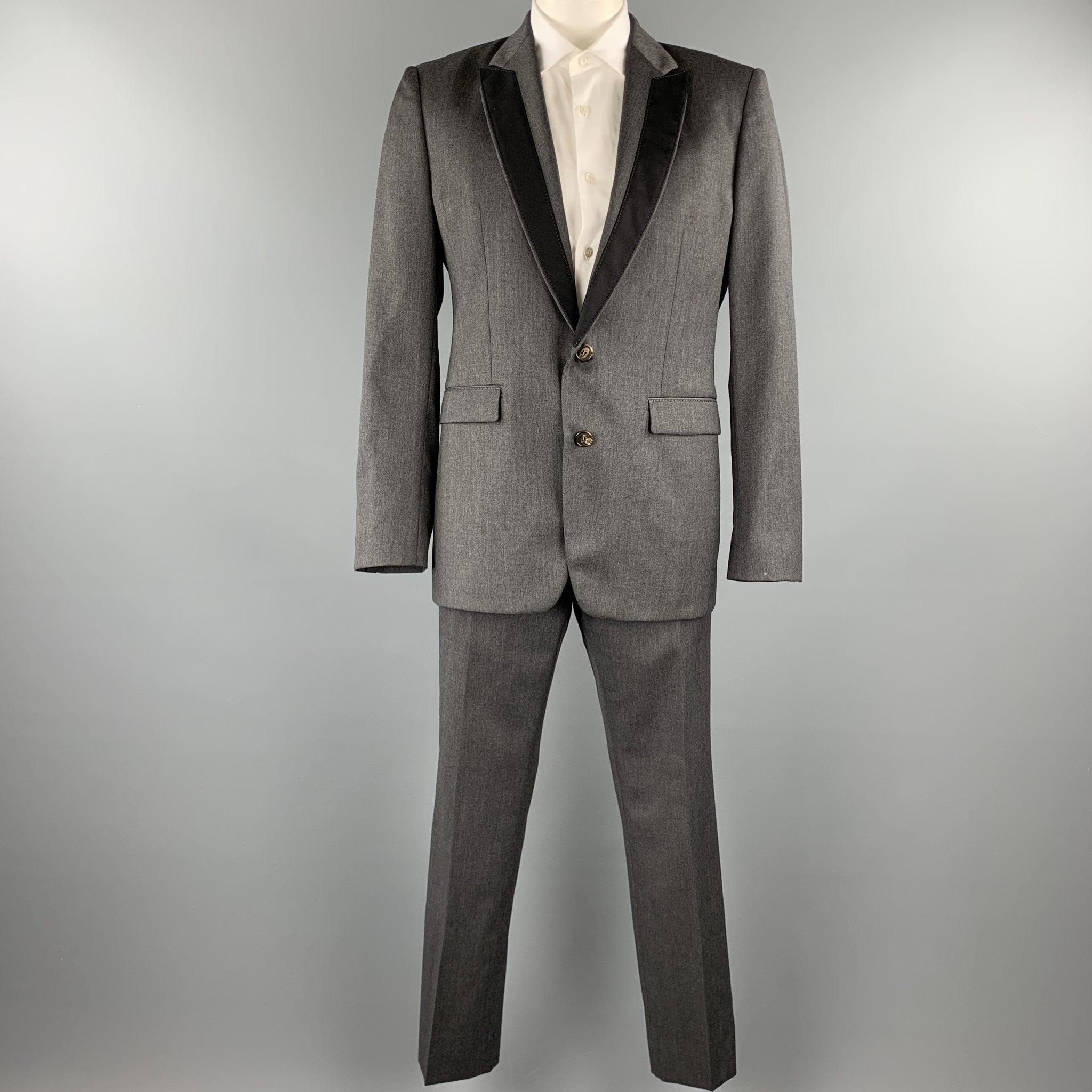 Le costume VIKTOR & ROLF est en laine gris foncé et comprend un manteau de sport à un seul boutonnage, avec un revers en pointe et des bordures noires, ainsi qu'un pantalon de devant assorti. Fabriqué en Italie. Excellent état. 

Marqué :   52