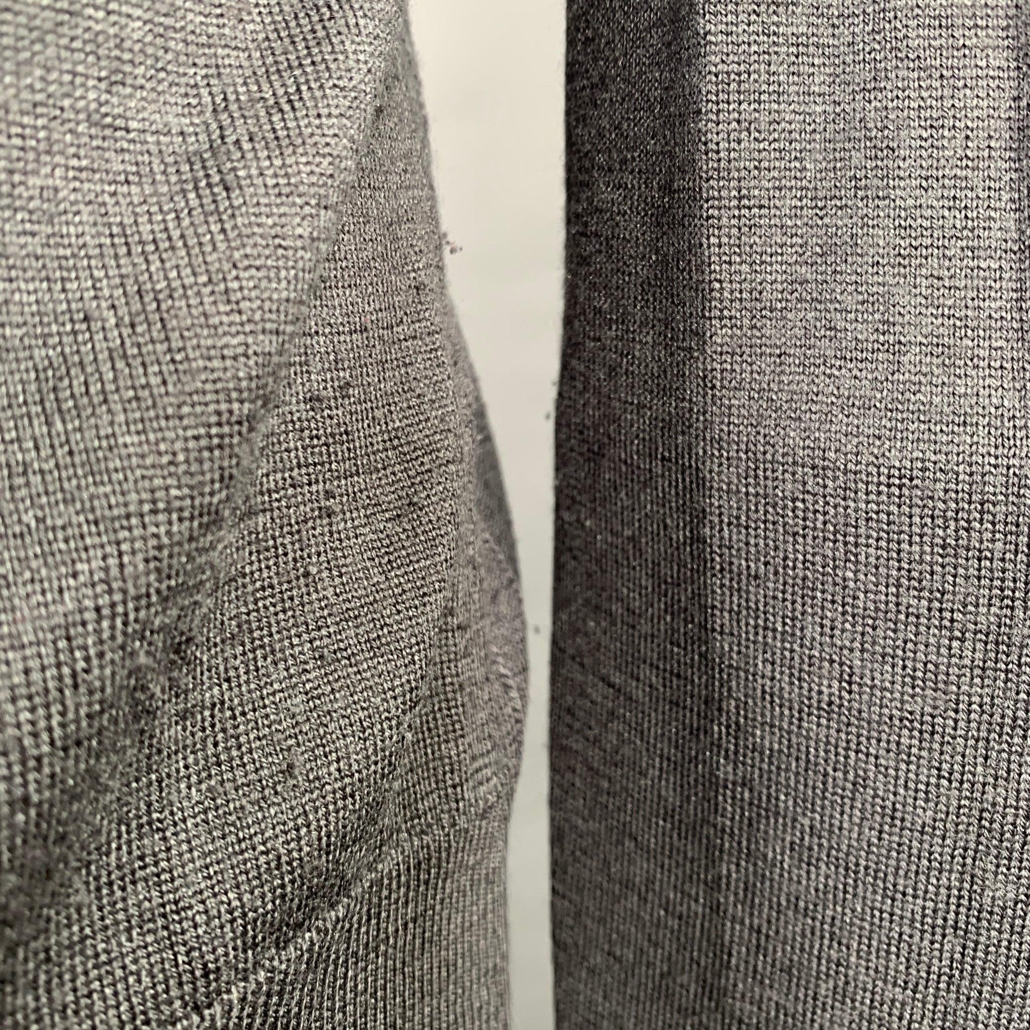 Men's VIKTOR & ROLF Size M Grey Knit V-Neck Pullover For Sale