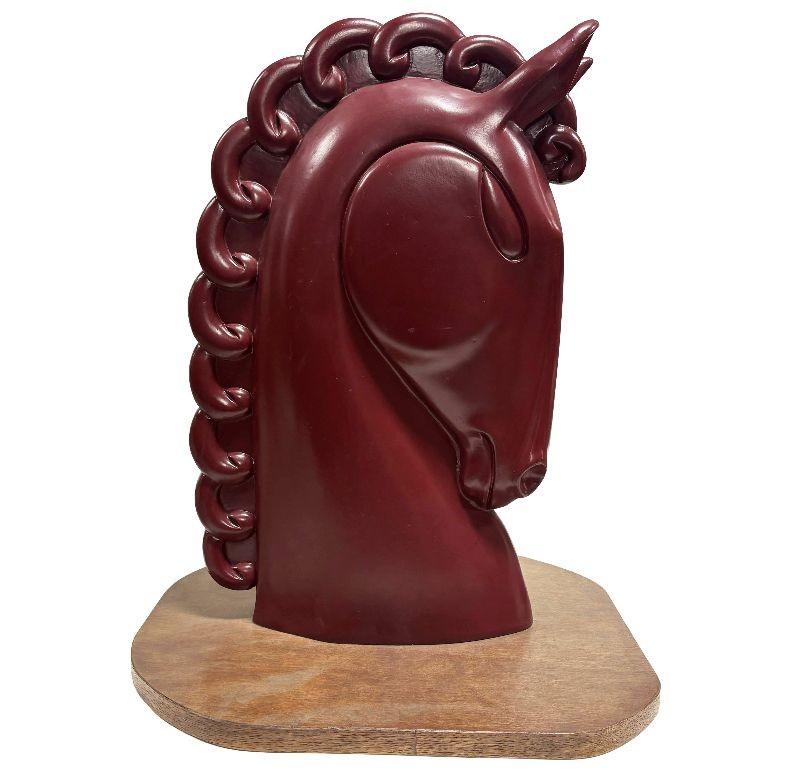 Buste de cheval marron en fibre de verre, style Viktor Schreckengost, sur une base en bois dur.

Dimensions :

-Sculpture
Hauteur : 26