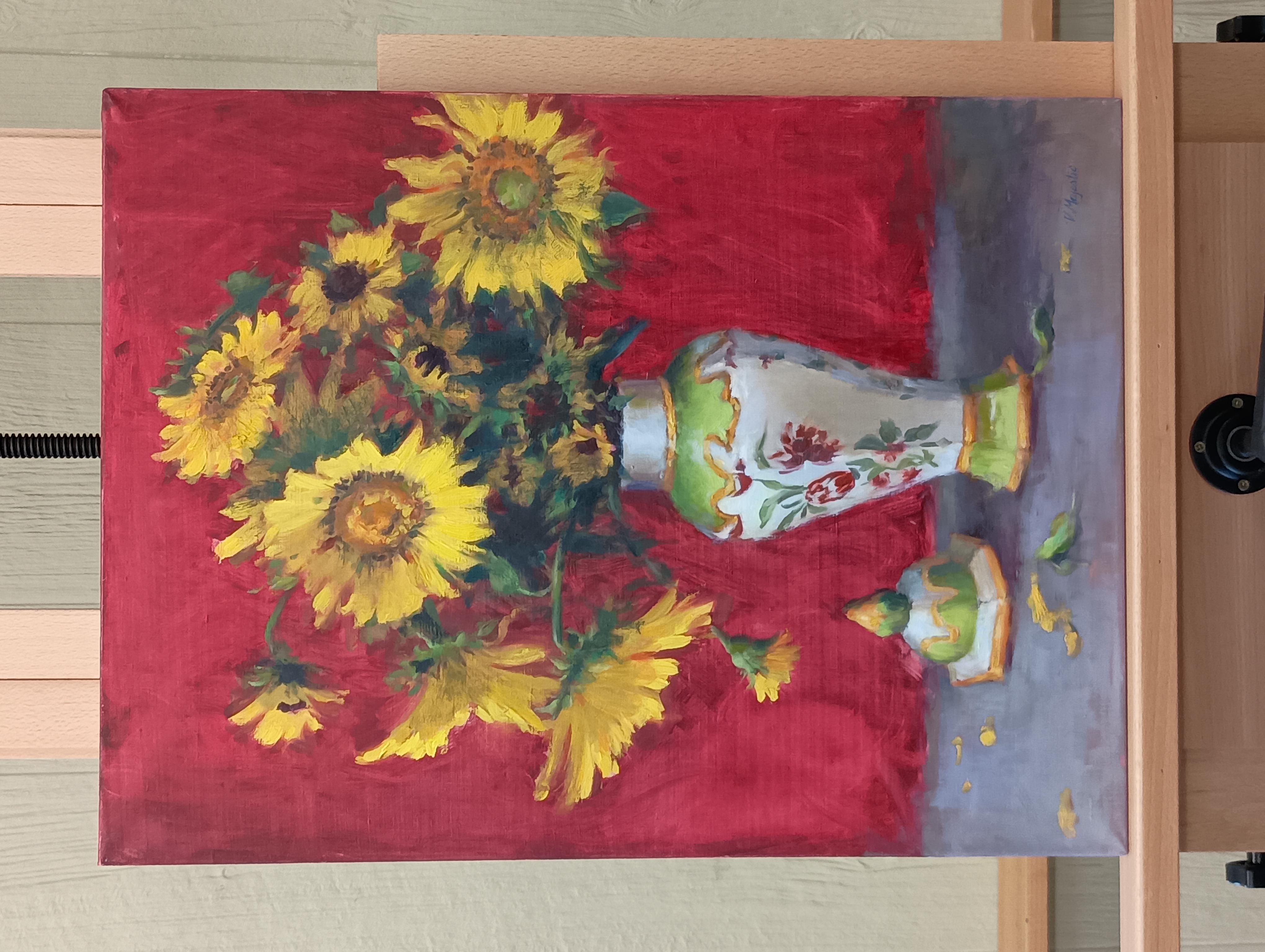 <p>Commentaires de l'artiste<br>Des tournesols dorés jaillissent d'un vase oriental orné de motifs floraux. Leurs pétales d'un jaune éclatant contrastent avec la riche toile de fond rouge et la douce surface grise. La palette de couleurs audacieuses