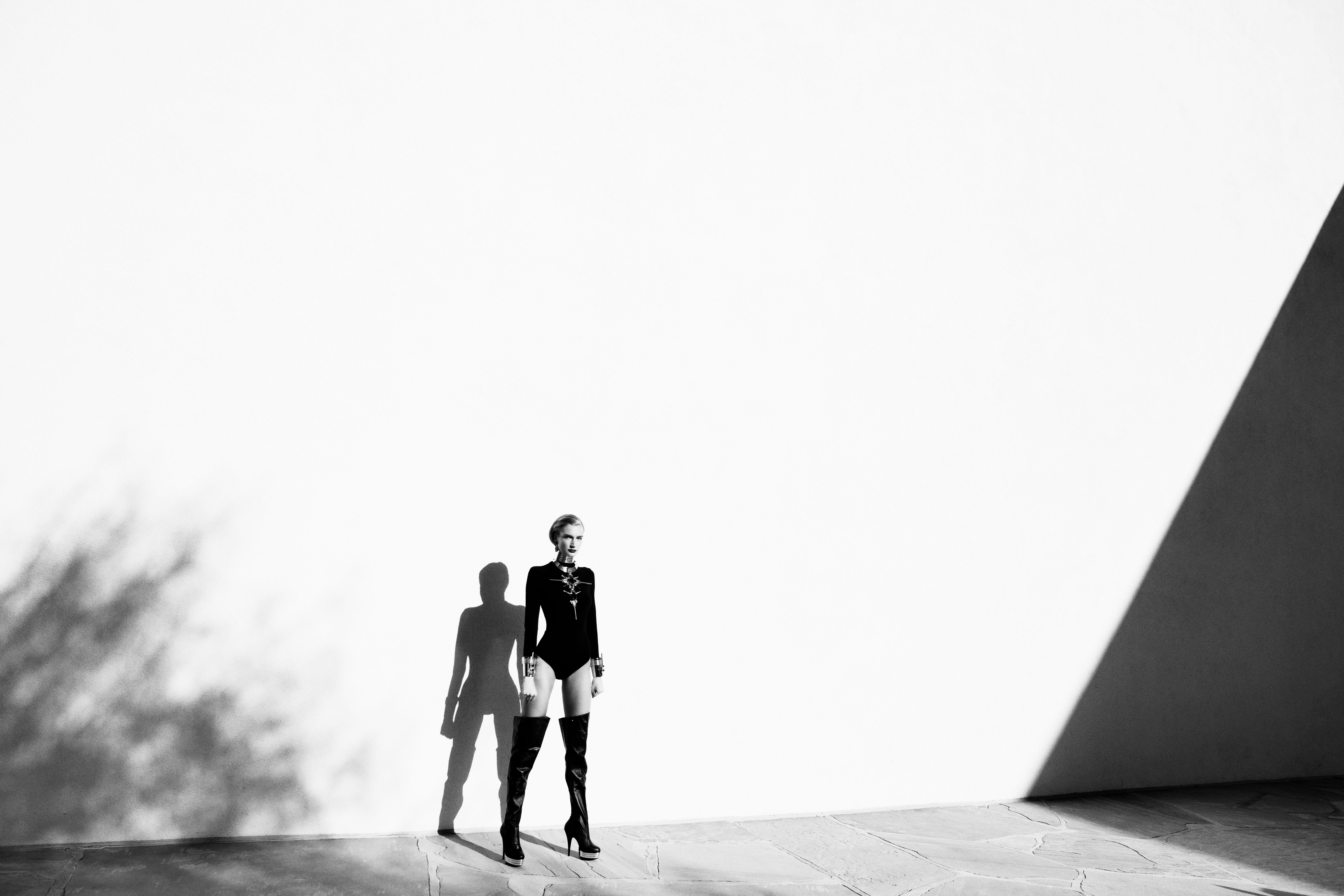 Photographie "Alpha" (FRAMED) 24" x 36" en édition de 5 par Viktorija Pashuta