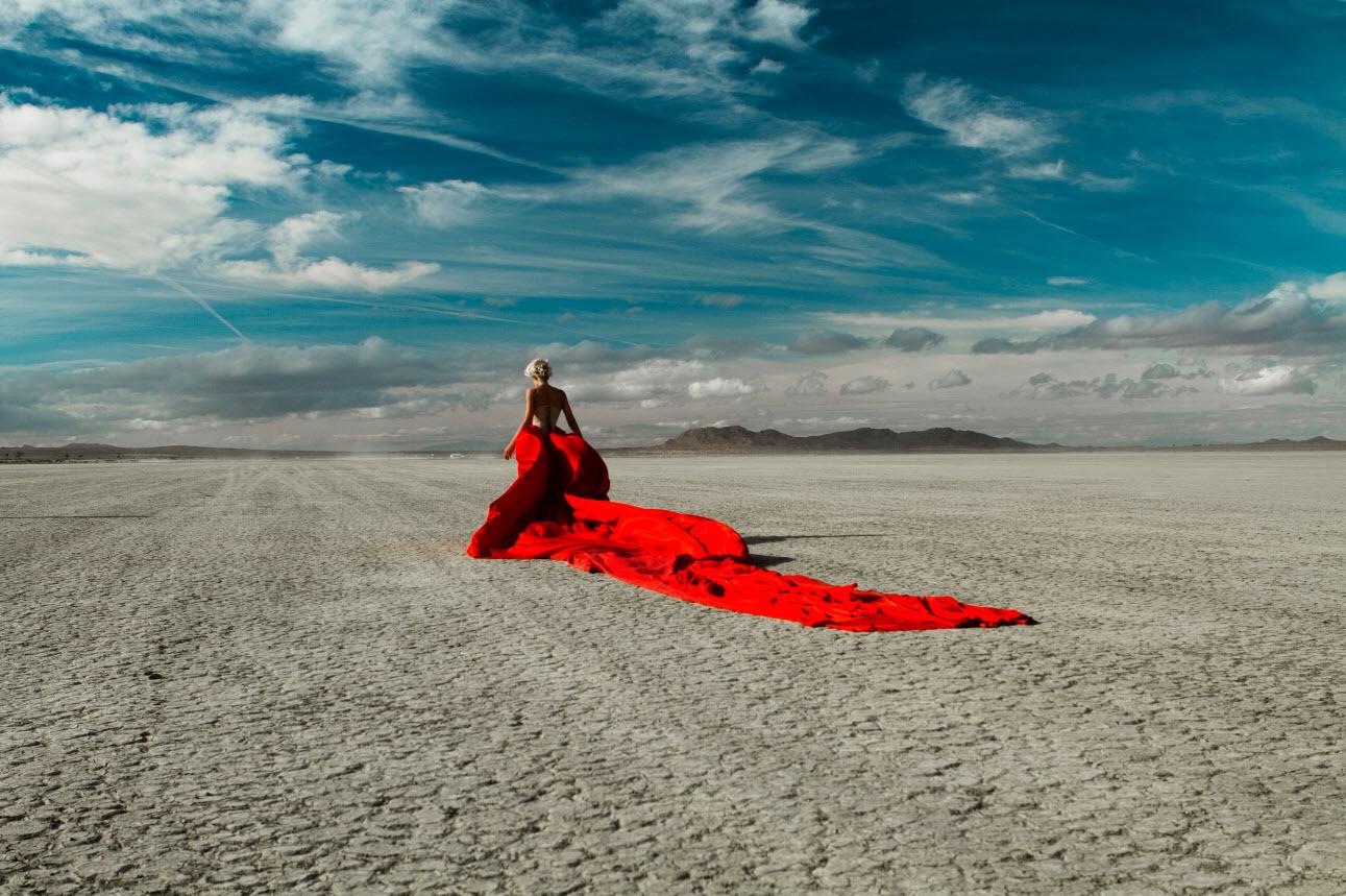 "Tempête de sable" Photographie d'art 42" x 56" en Ed 4/7 par Viktorija Pashuta
2016

Signé et numéroté par l'artiste. 
Impression numérique sur panneau de bois. 
Prêt à être accroché

Viktorija Pashuta, née en Lettonie, est une photographe de mode