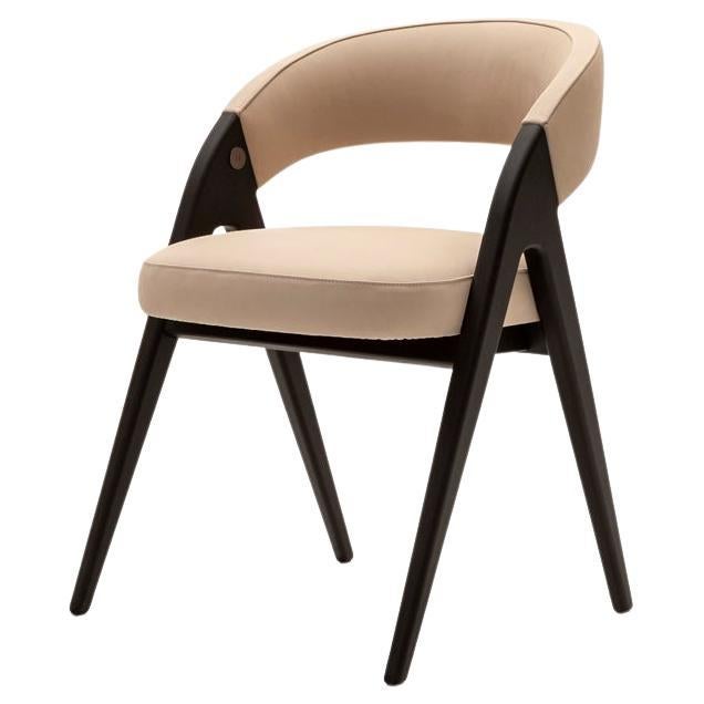 Chaise Viky - une chaise moderne en bois massif à l'aspect rétro
