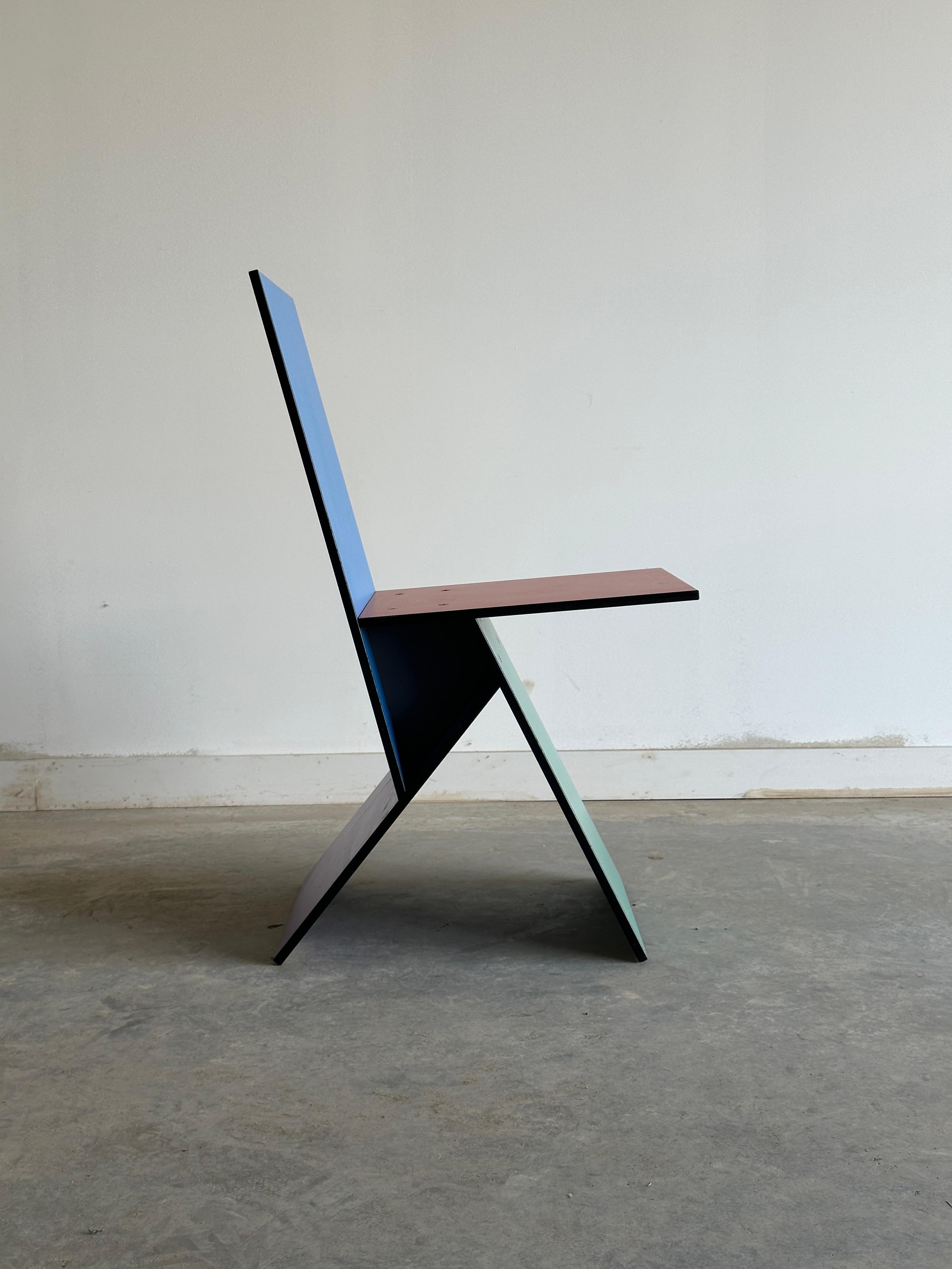 Der Stuhl Vilbert von Verner Panton ist ein farbenfrohes und geometrisches Möbelstück, das den innovativen und verspielten Stil des Designers widerspiegelt. Es besteht aus vier MDF-Profilen, die mit Melamin beschichtet sind, wodurch eine haltbare