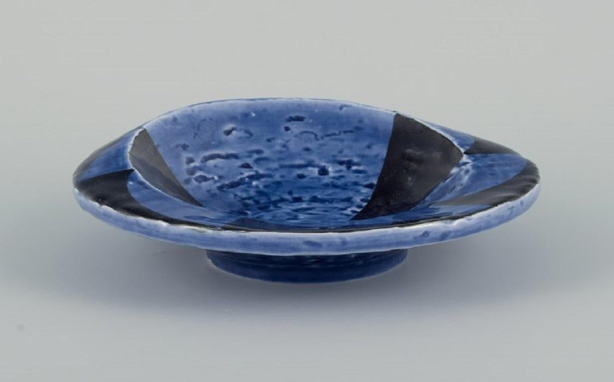 Vilhelm Bjerke Petersen (1909-1957) for Rörstrand.
Bowl in glazed ceramic in blue glaze.
Active at Rörstrand 1951-1952.
In perfect condition.
Dimensions : D 17.0 x H 4.5 cm.