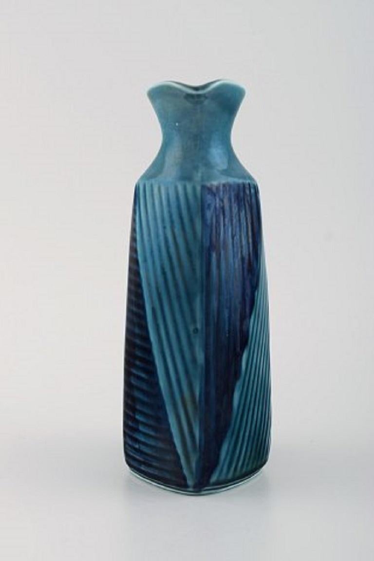 Vilhelm Bjerke Petersen (1909-1957) for Rörstrand. 
Fasett jug in glazed ceramics, mid-20th century.
Measures: 20 x 8.5 cm.
In excellent condition.
Signed.