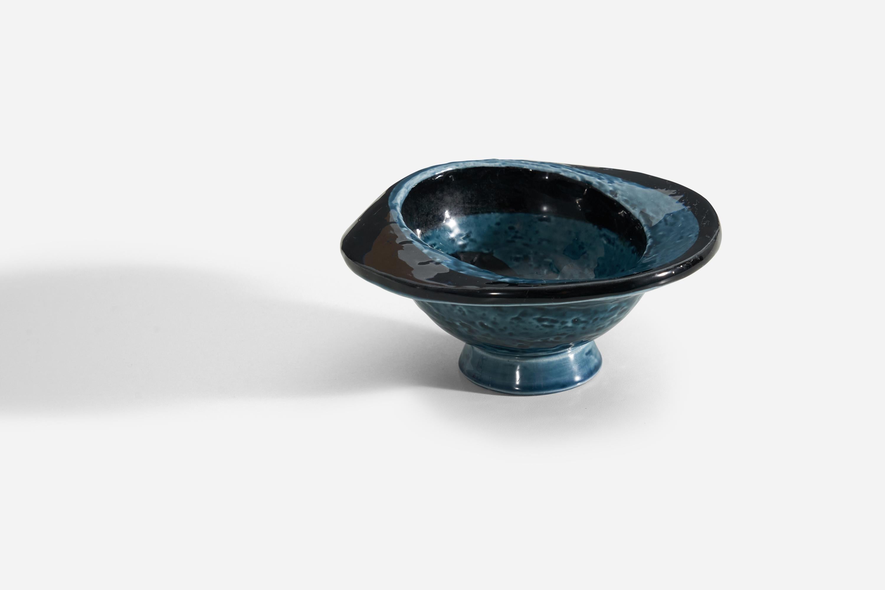 Un bol en glaçure bleue et noire conçu par Vilhelm Bjerke-Petersen, pour Rörstrand, Suède, vers les années 1960. 

.