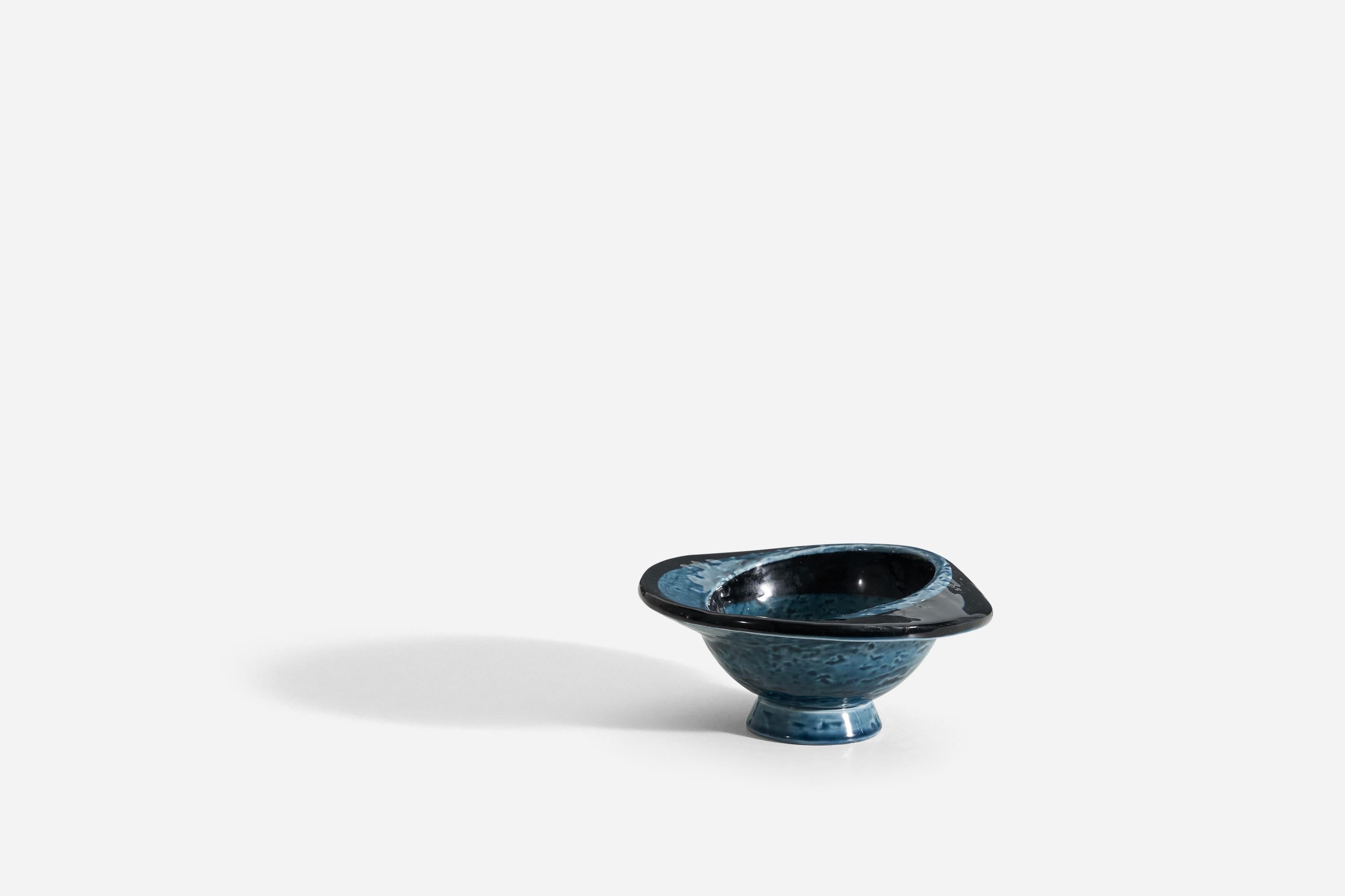 Vilhelm Bjerke-Petersen, Bowl, Blue-Glazed Stoneware, Rörstrand, Sweden, 1960s In Good Condition For Sale In High Point, NC