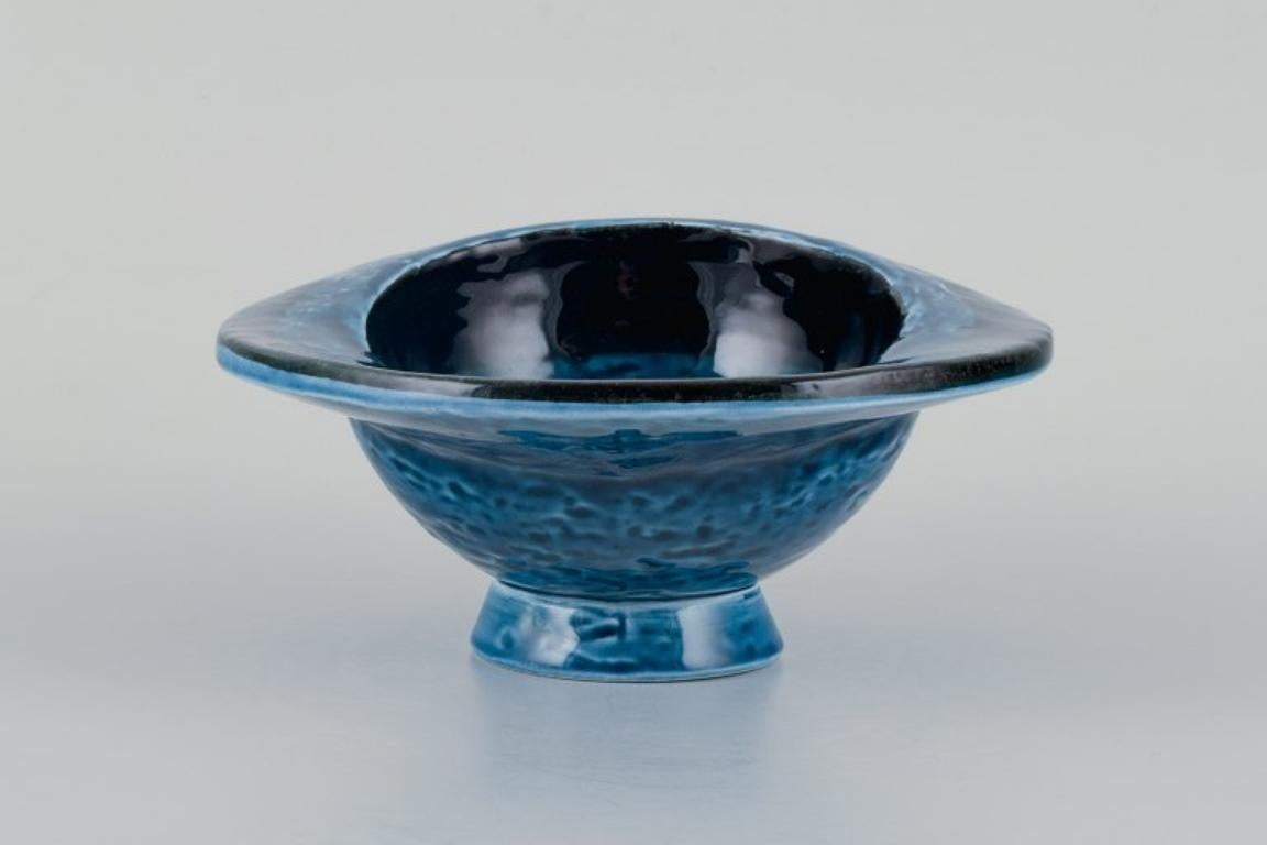 Vilhelm Bjerke-Petersen for Rörstrand. Ceramic bowl with abstract design.
1960s.
Marked.
In perfect condition with natural cracks in the glaze.
First factory quality.
Dimensions: H 6.5 cm x D 16.5 cm.