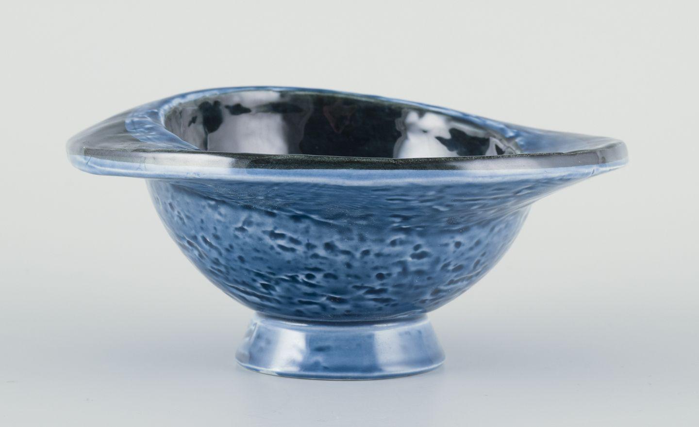 Suédois Vilhelm Bjerke-Petersen pour Rörstrand. Bol en céramique avec motif abstrait. en vente