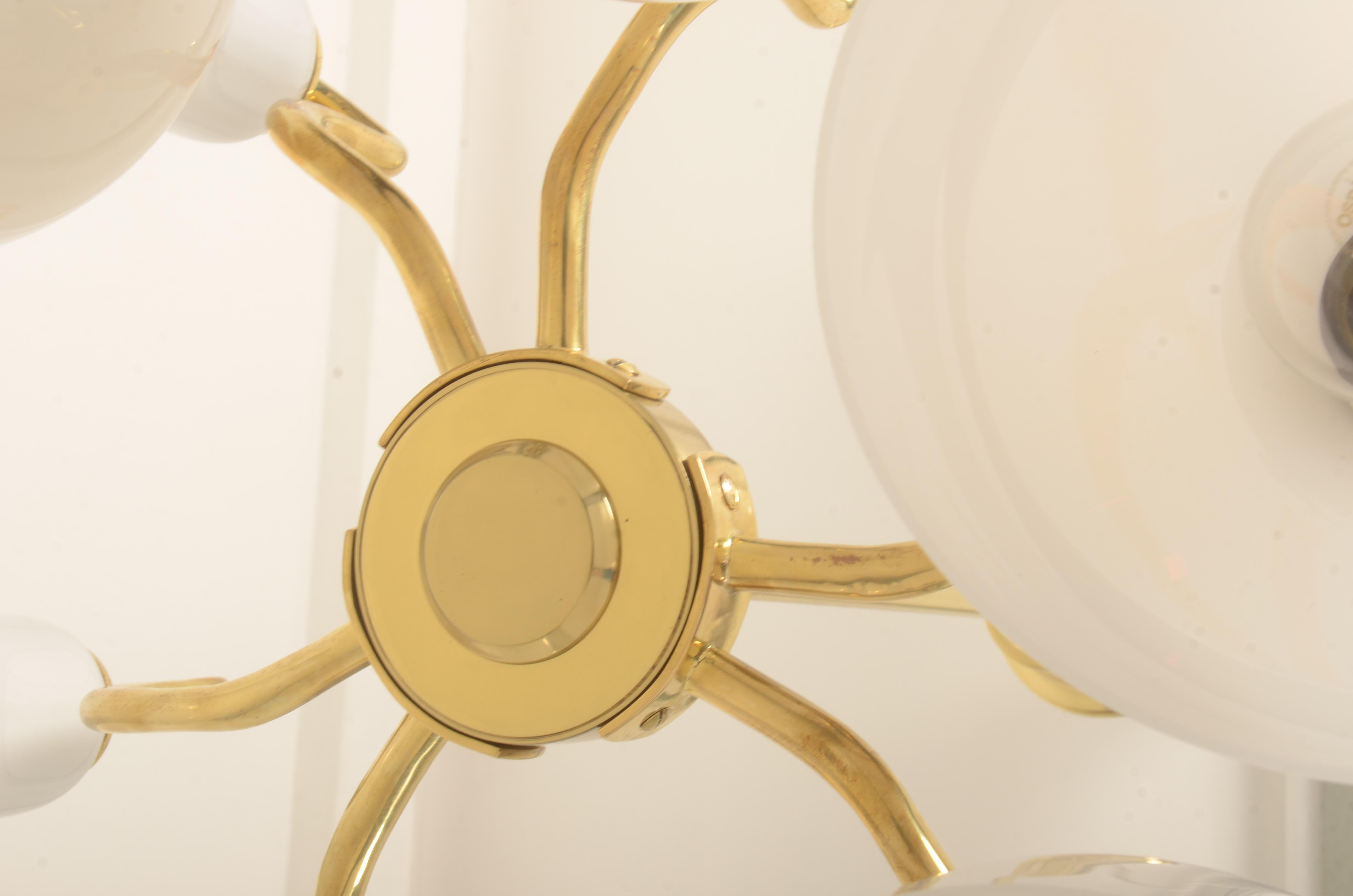 Vilhelm Lauritzen Araña de latón y cristal opalino en venta 6