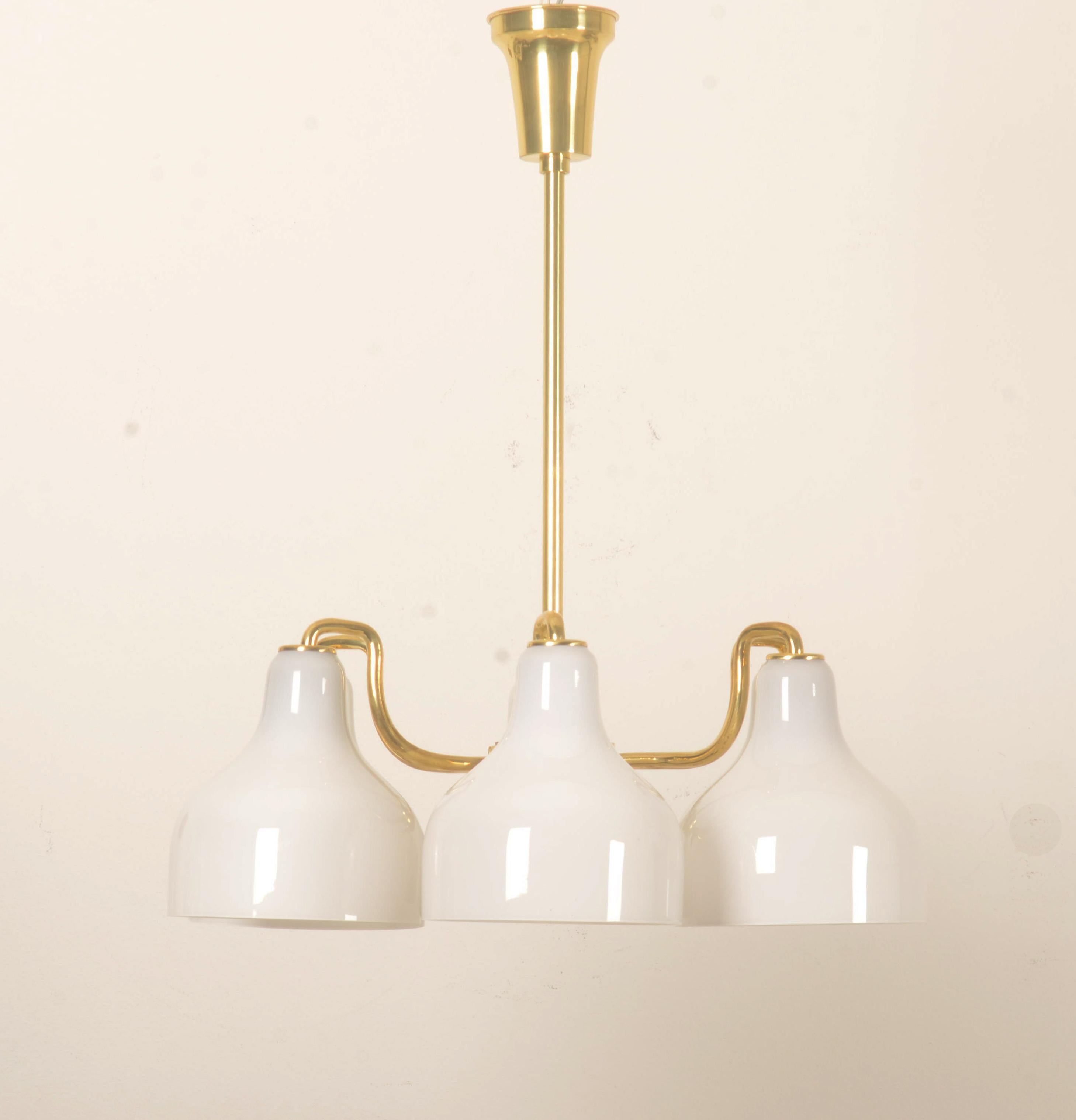 Construcción de latón 6 brazos equipados con tomas e27 de baquelita originales y tulipas de cristal opalino. Diseñado en la década de 1950 por Vilhelm Lauritzen para Louis Poulsen.
Totalmente restaurado,