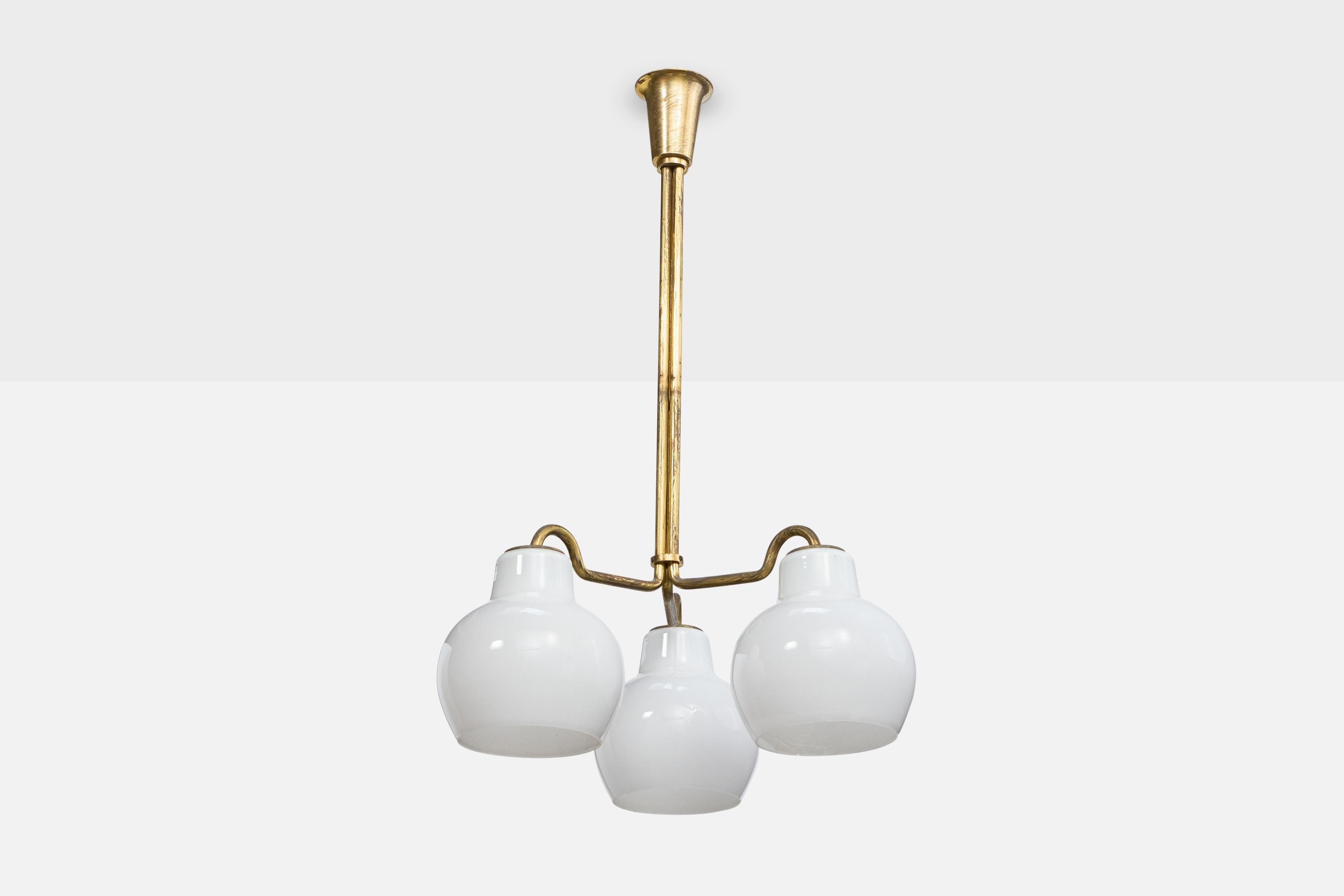 Lampadario in ottone e vetro opalino bianco disegnato da Vilhelm Lauritzen e prodotto da Louis Poulsen, Danimarca, anni '50 circa.

Forte ossidazione presente in tutto l'ottone.

Dimensioni complessive (pollici): 32,25 