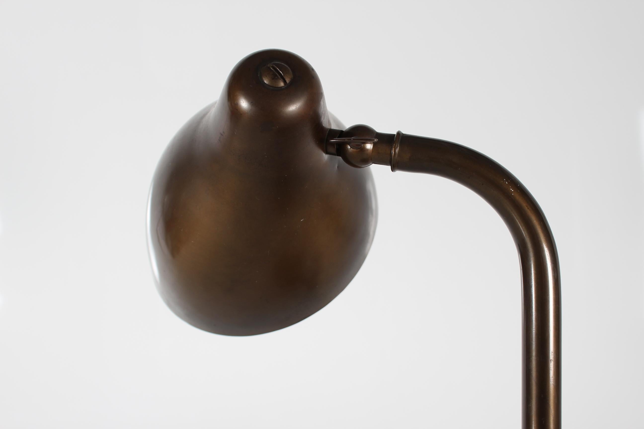 Vilhelm Lauritzen Flexible Desk Lamp of Brass with Patina by Lyfa Denmark 1940s For Sale 4