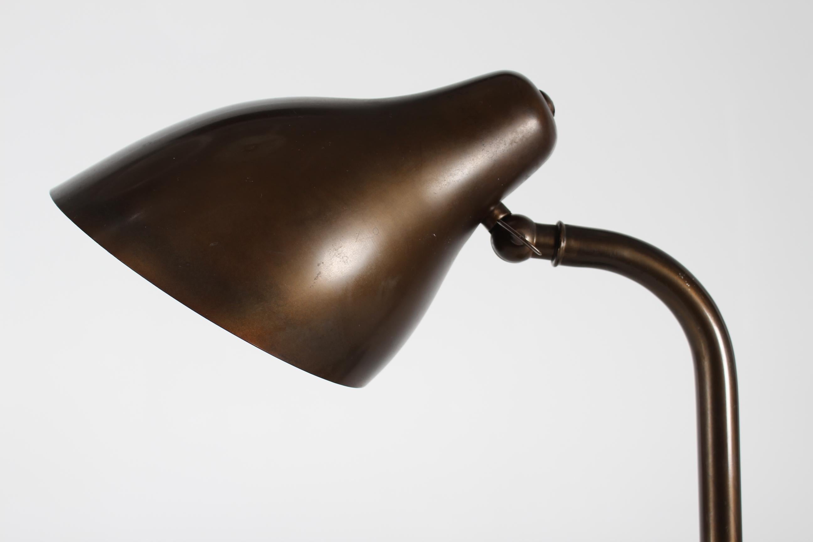 Vilhelm Lauritzen Flexible Desk Lamp of Brass with Patina by Lyfa Denmark 1940s For Sale 7