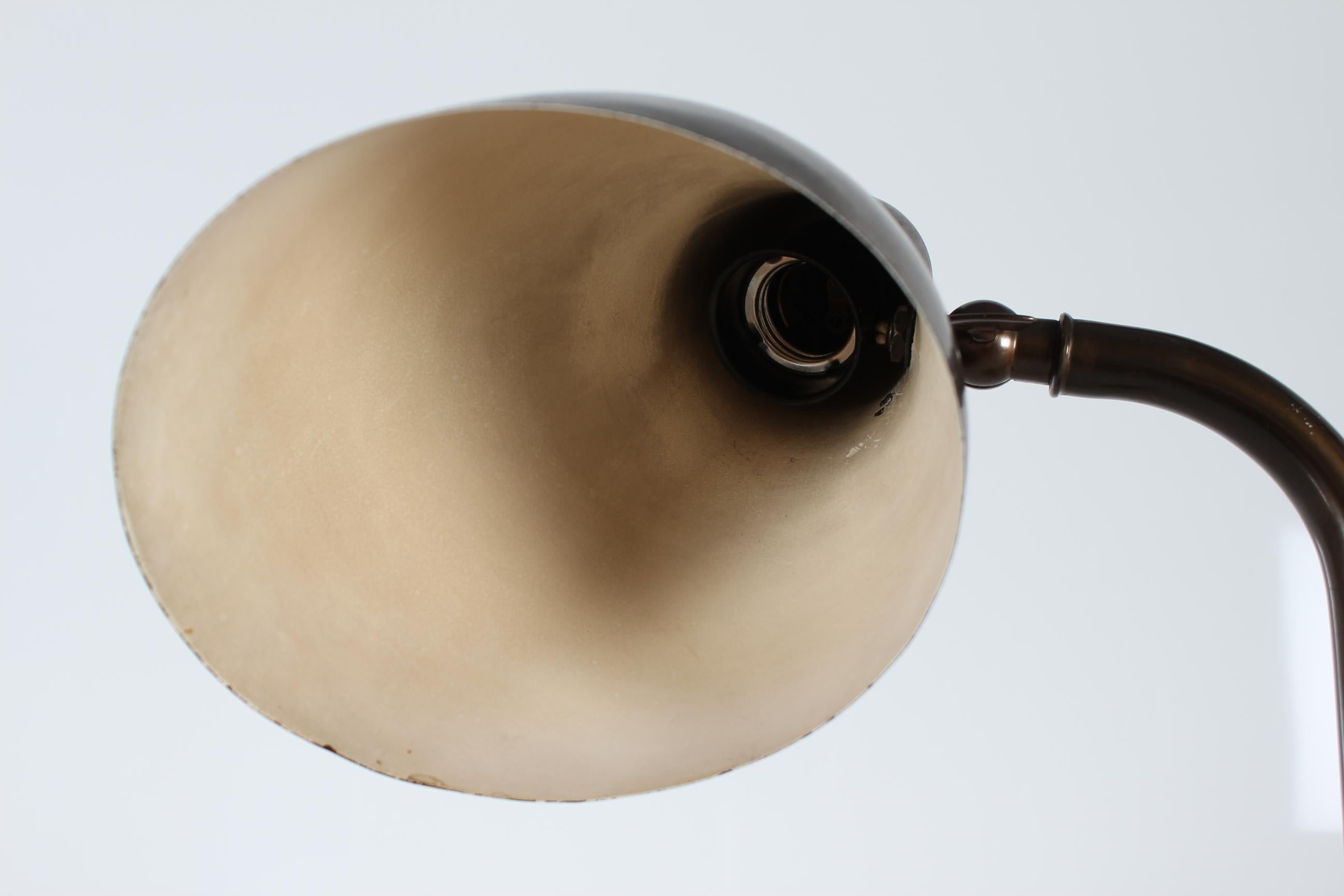 Lampe de bureau flexible en laiton patiné de Vilhelm Lauritzen par Lyfa Danemark années 1940 en vente 9