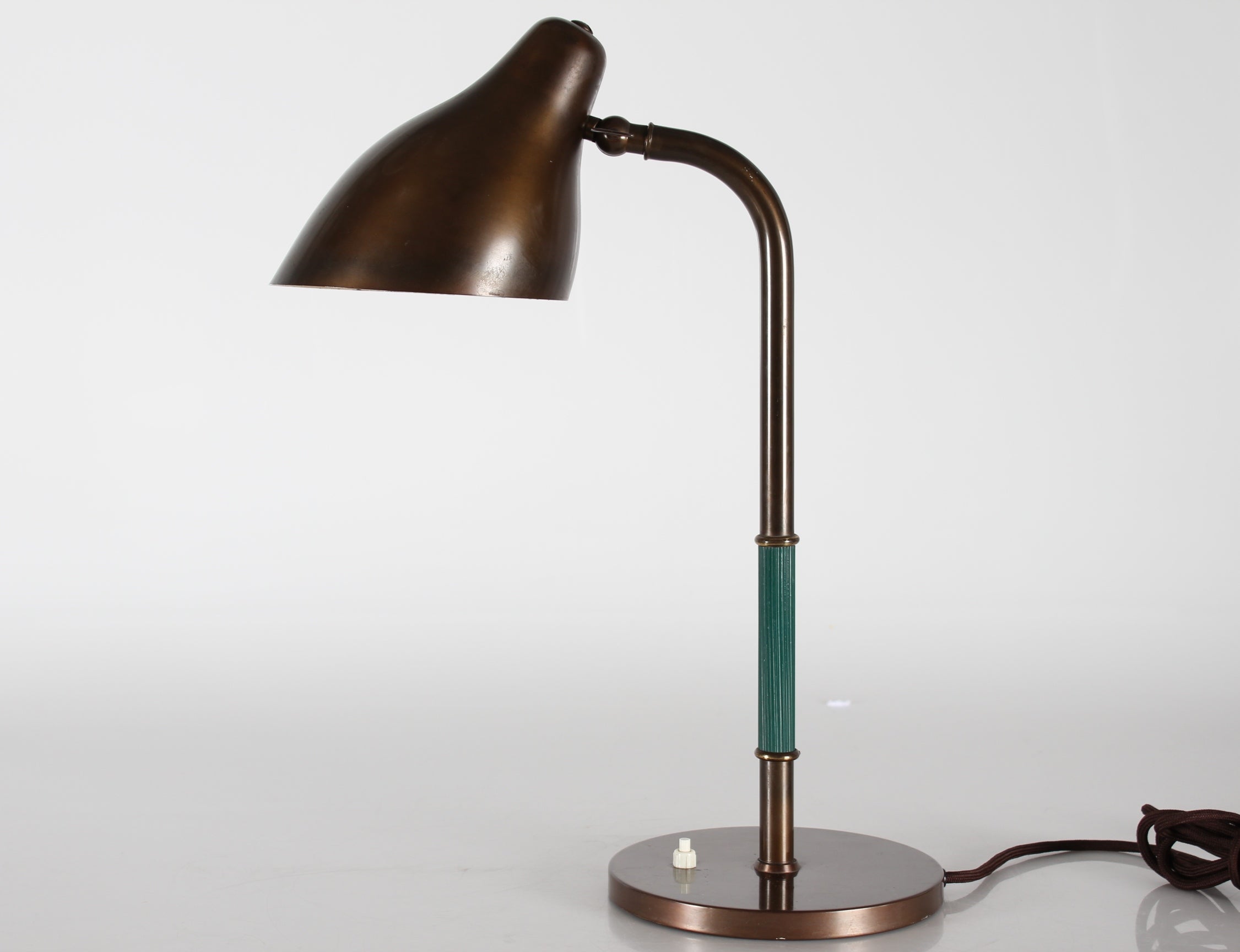 Vilhelm Lauritzen Flexible Schreibtischlampe aus Messing mit Patina von Lyfa Dänemark 1940er Jahre (Bauhaus) im Angebot