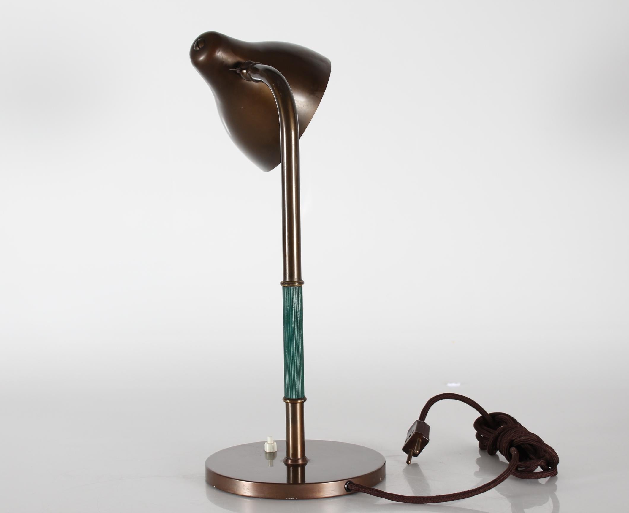Vilhelm Lauritzen Flexible Desk Lamp of Brass with Patina by Lyfa Denmark 1940s In Good Condition For Sale In Aarhus C, DK
