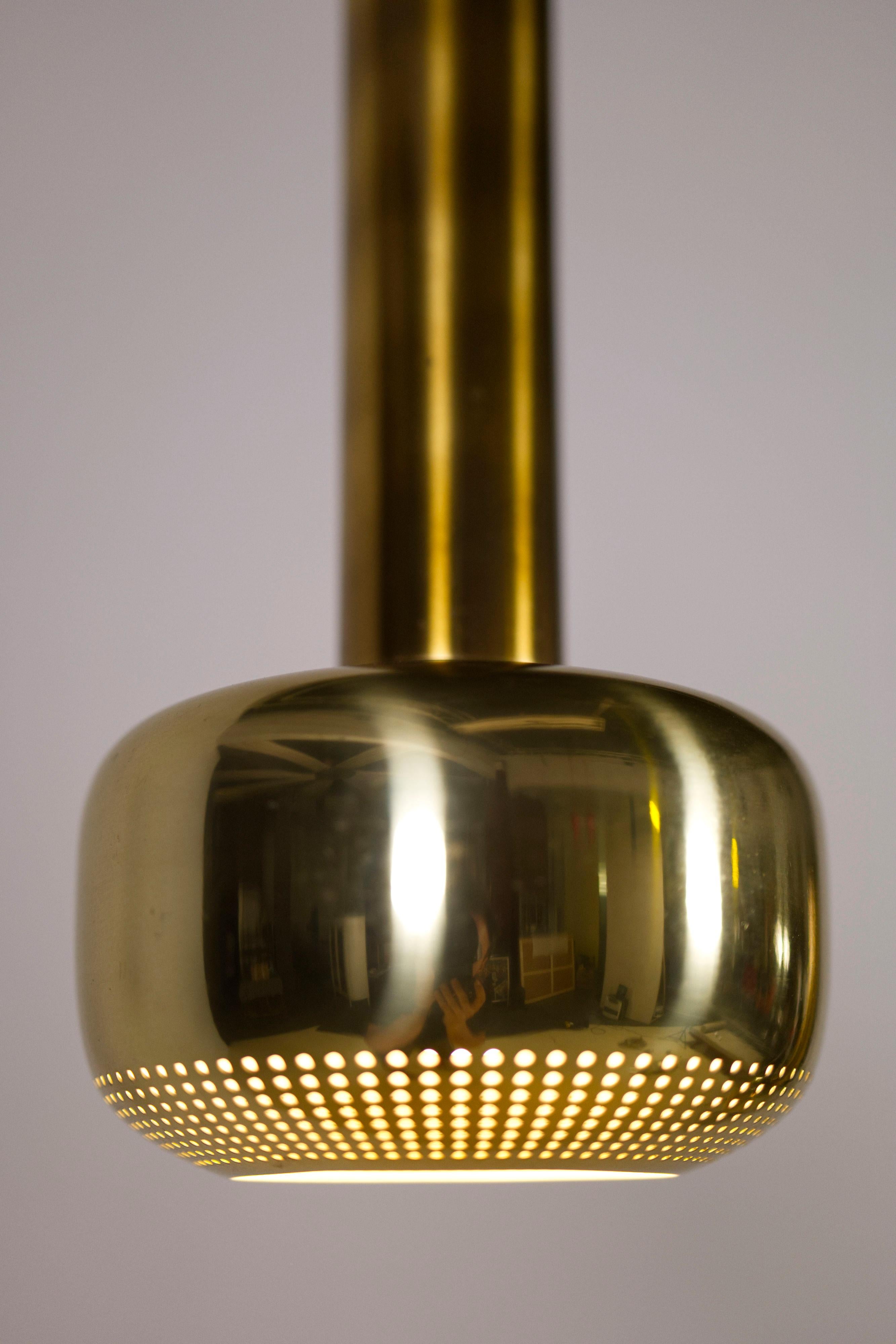 Vilhelm Lauritzen, Paire de lampes à suspension en laiton, Louis Poulsen, Danemark, années 1950 en vente 3
