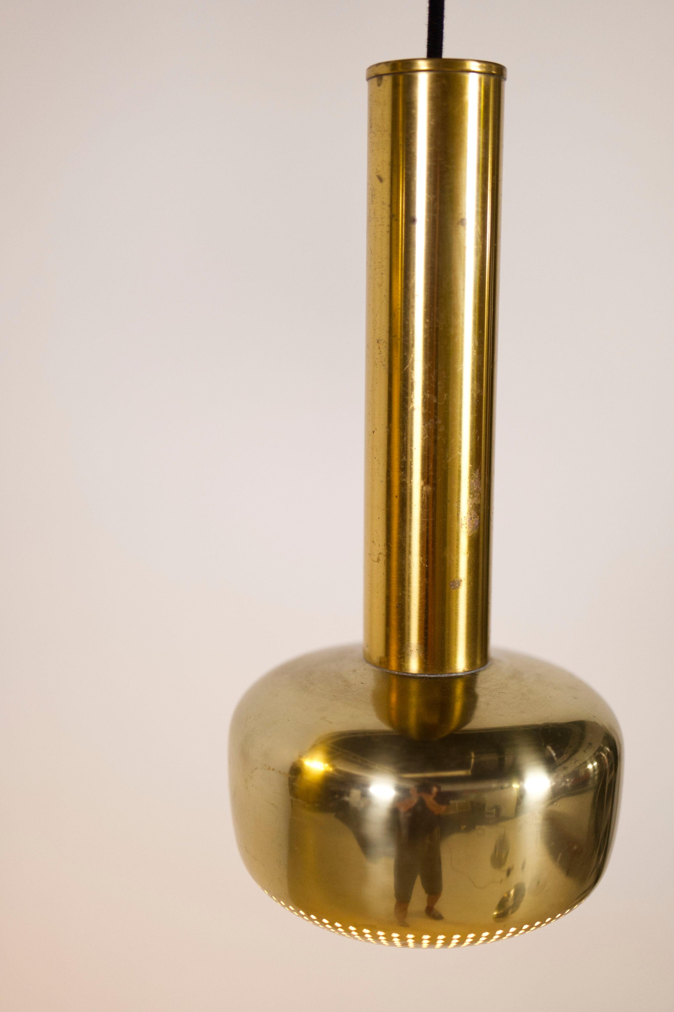 Vilhelm Lauritzen, Paire de lampes à suspension en laiton, Louis Poulsen, Danemark, années 1950 en vente 4