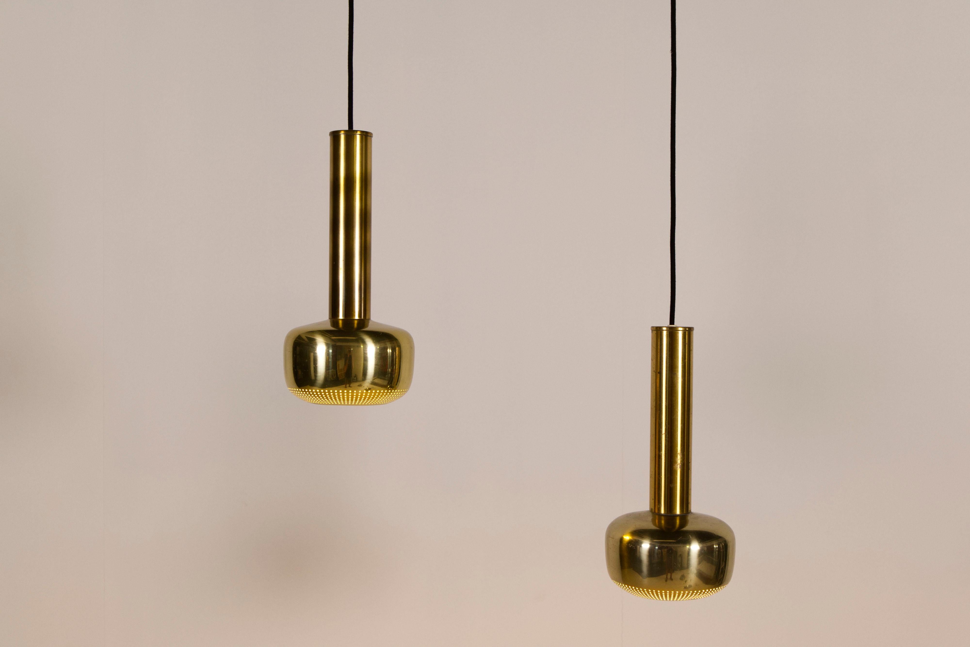 Vilhelm Lauritzen, Paire de lampes à suspension en laiton, Louis Poulsen, Danemark, années 1950 en vente 5