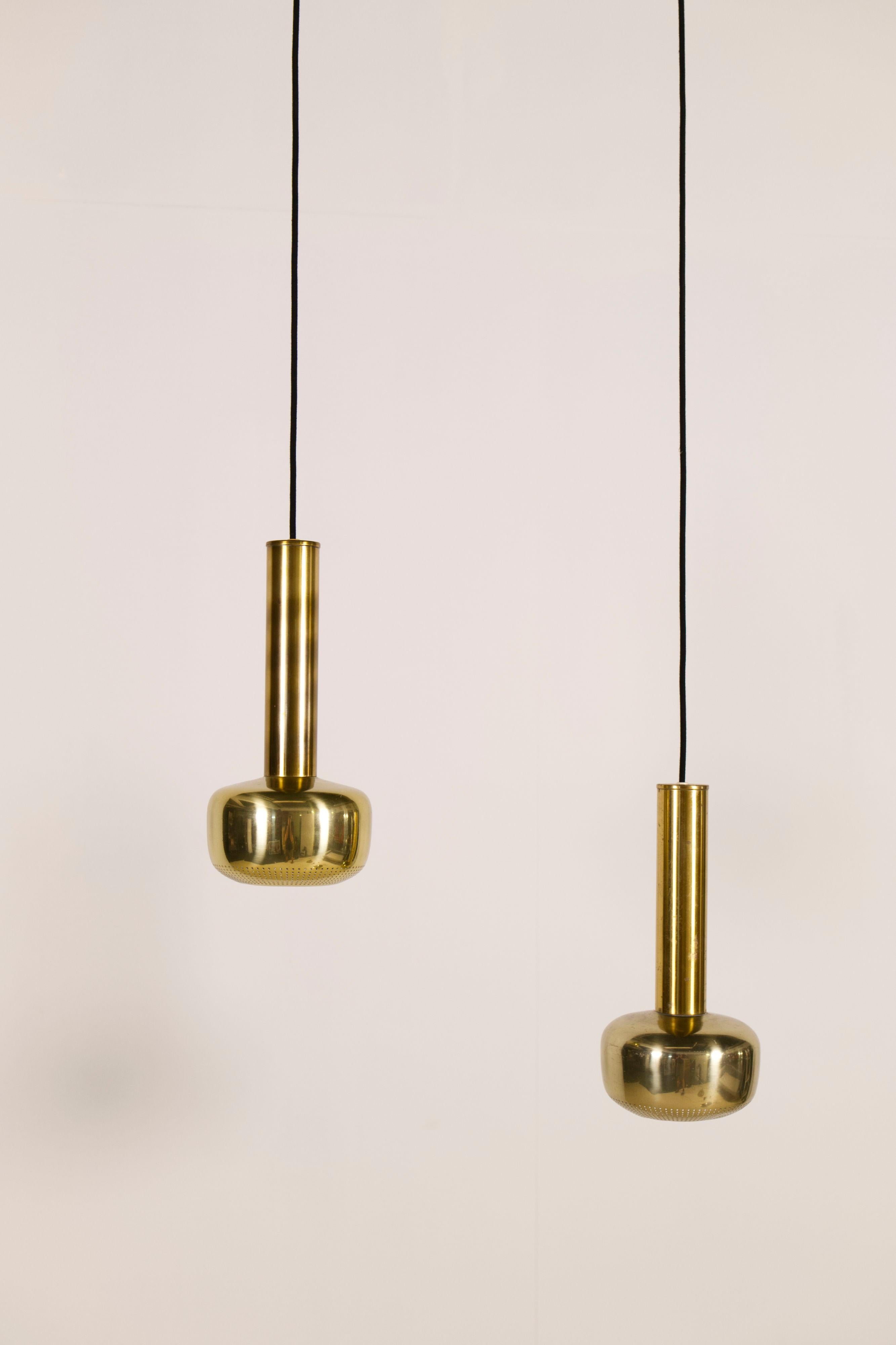 Vilhelm Lauritzen, Paire de lampes à suspension en laiton, Louis Poulsen, Danemark, années 1950 en vente 6
