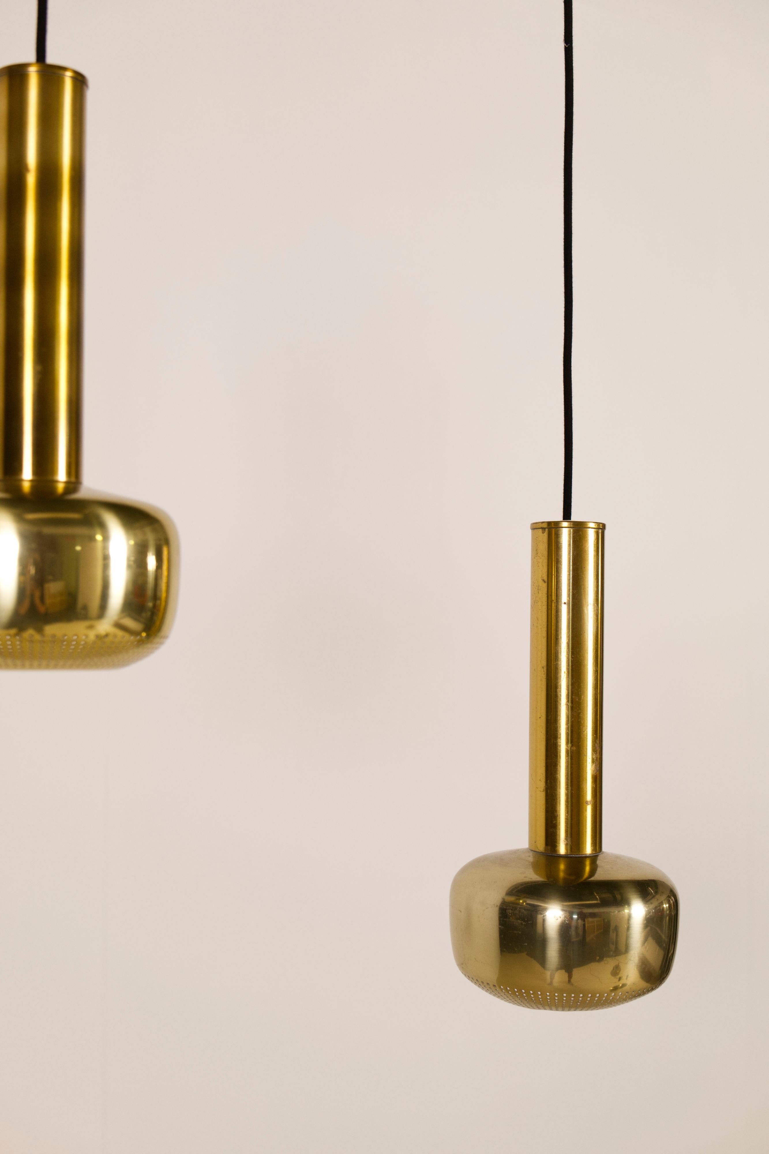 Vilhelm Lauritzen, Paire de lampes à suspension en laiton, Louis Poulsen, Danemark, années 1950 en vente 8