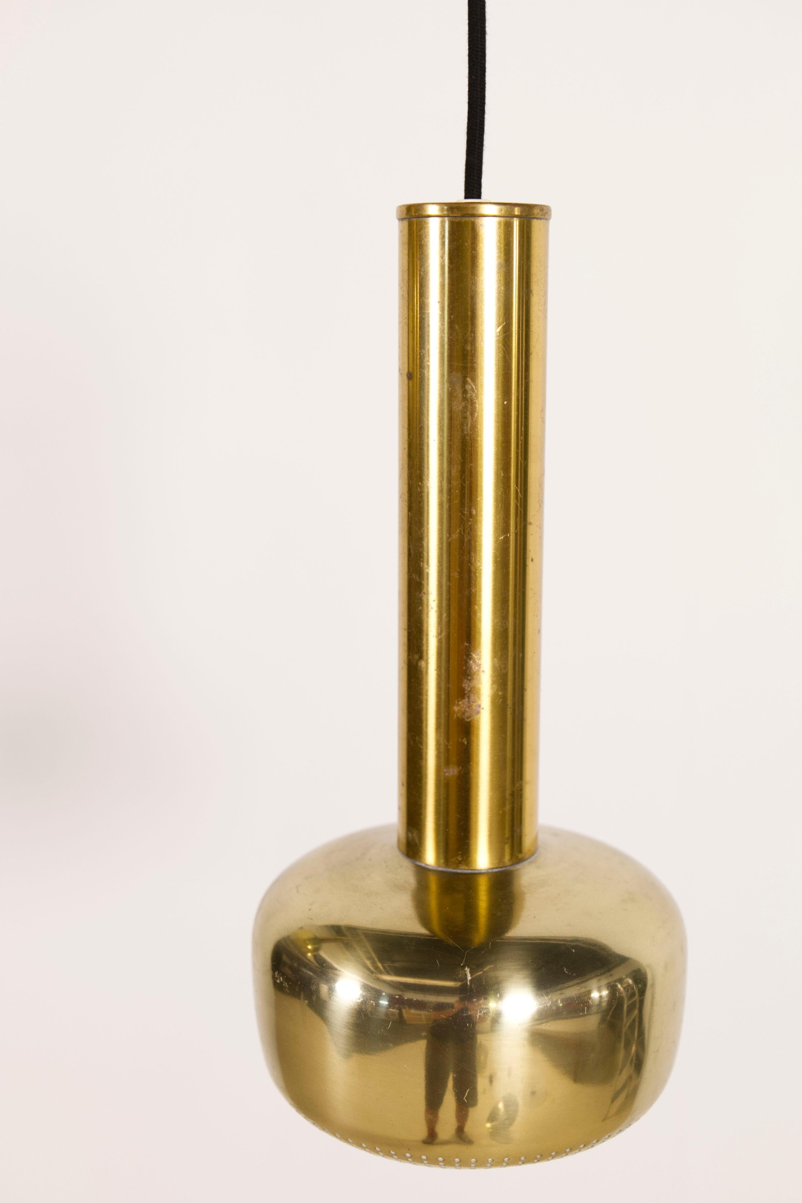 Vilhelm Lauritzen, Paire de lampes à suspension en laiton, Louis Poulsen, Danemark, années 1950 en vente 9
