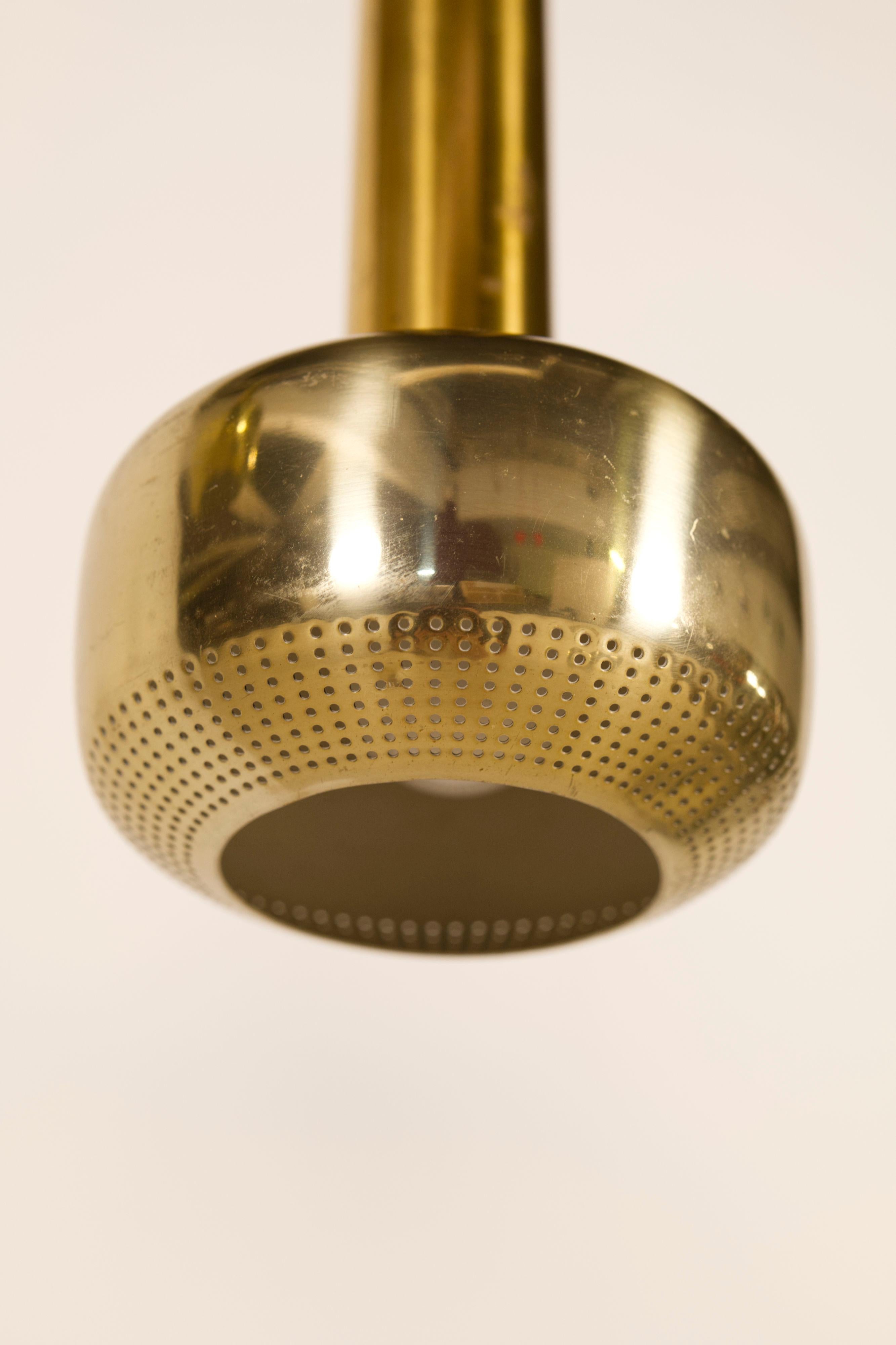 Vilhelm Lauritzen, Paire de lampes à suspension en laiton, Louis Poulsen, Danemark, années 1950 en vente 10