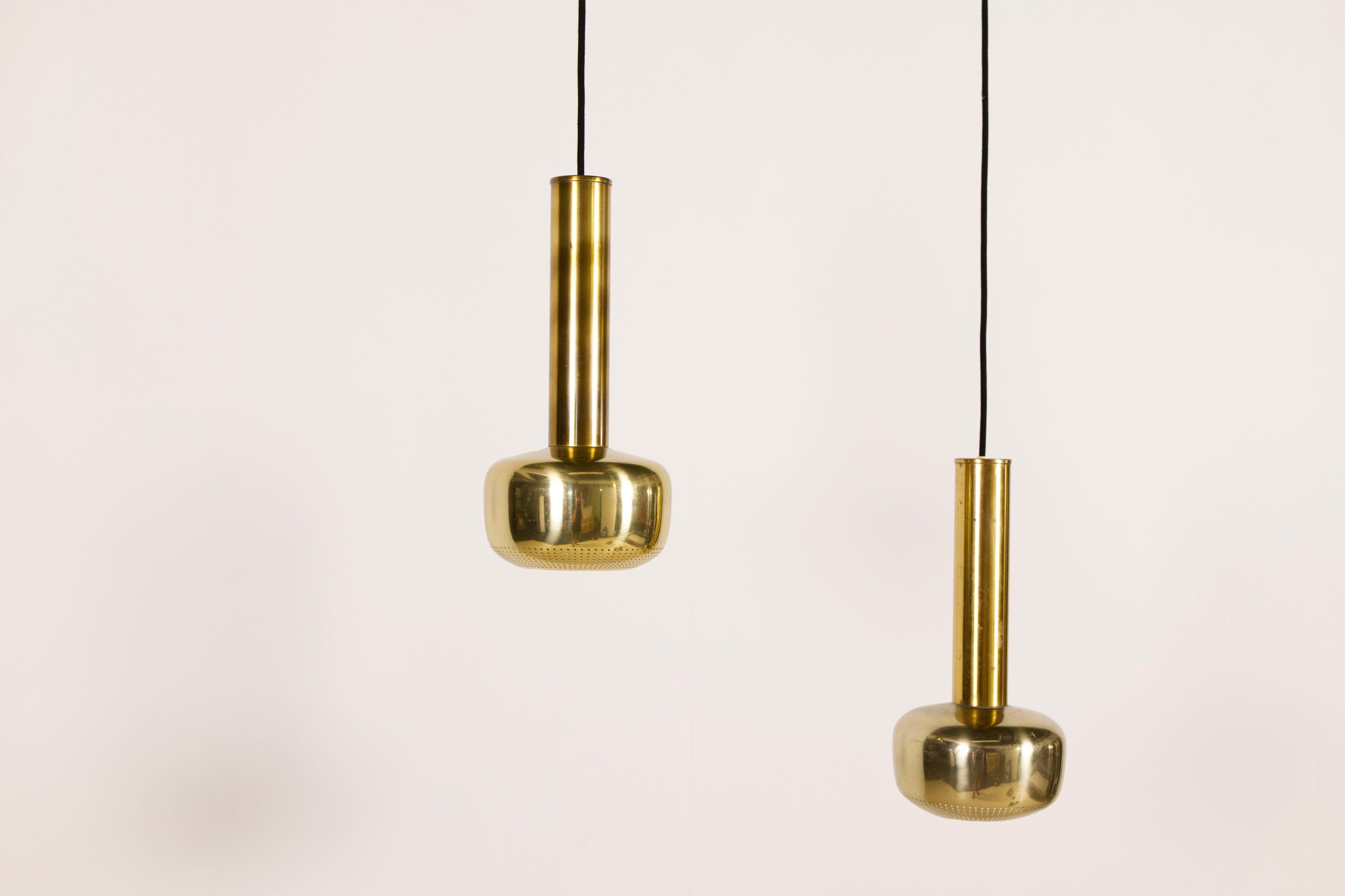 Vilhelm Lauritzen, Paire de lampes à suspension en laiton, Louis Poulsen, Danemark, années 1950 en vente 13