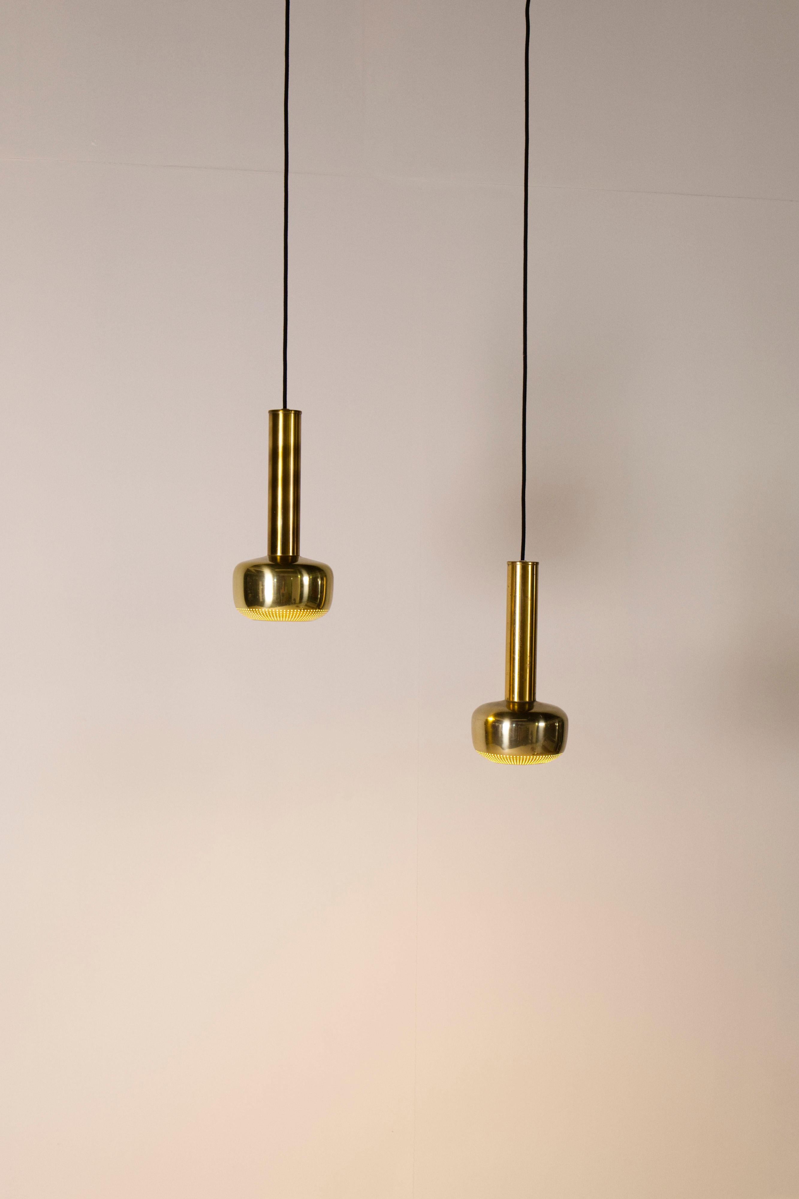 Scandinave moderne Vilhelm Lauritzen, Paire de lampes à suspension en laiton, Louis Poulsen, Danemark, années 1950 en vente