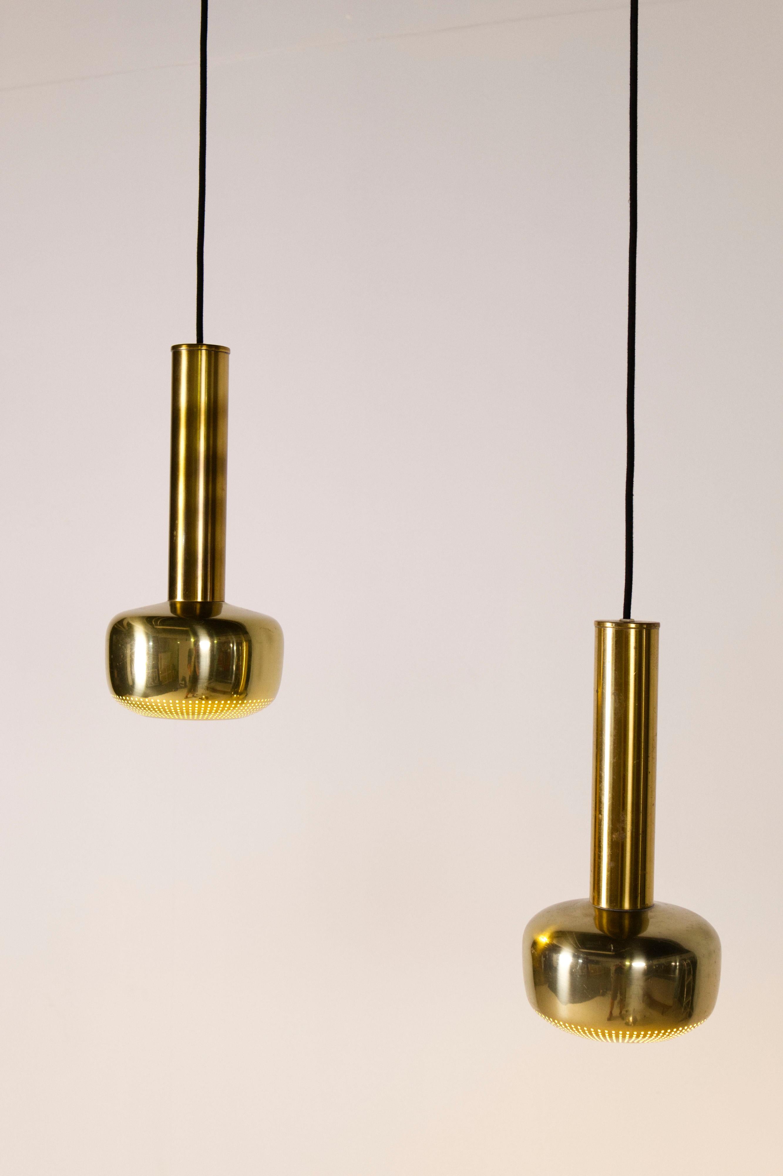 Danois Vilhelm Lauritzen, Paire de lampes à suspension en laiton, Louis Poulsen, Danemark, années 1950 en vente
