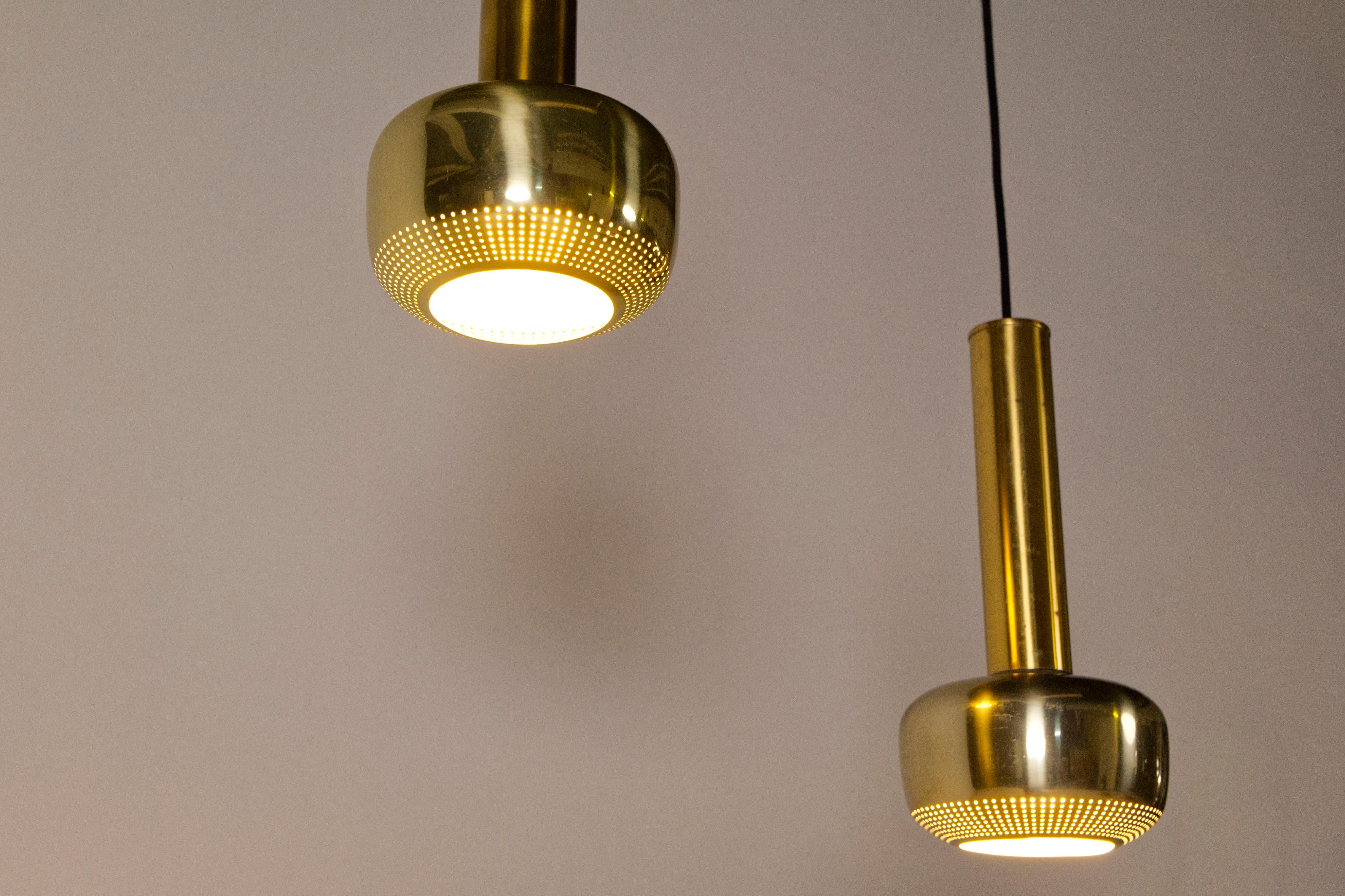 Vilhelm Lauritzen, Paire de lampes à suspension en laiton, Louis Poulsen, Danemark, années 1950 Bon état - En vente à Balen, BE