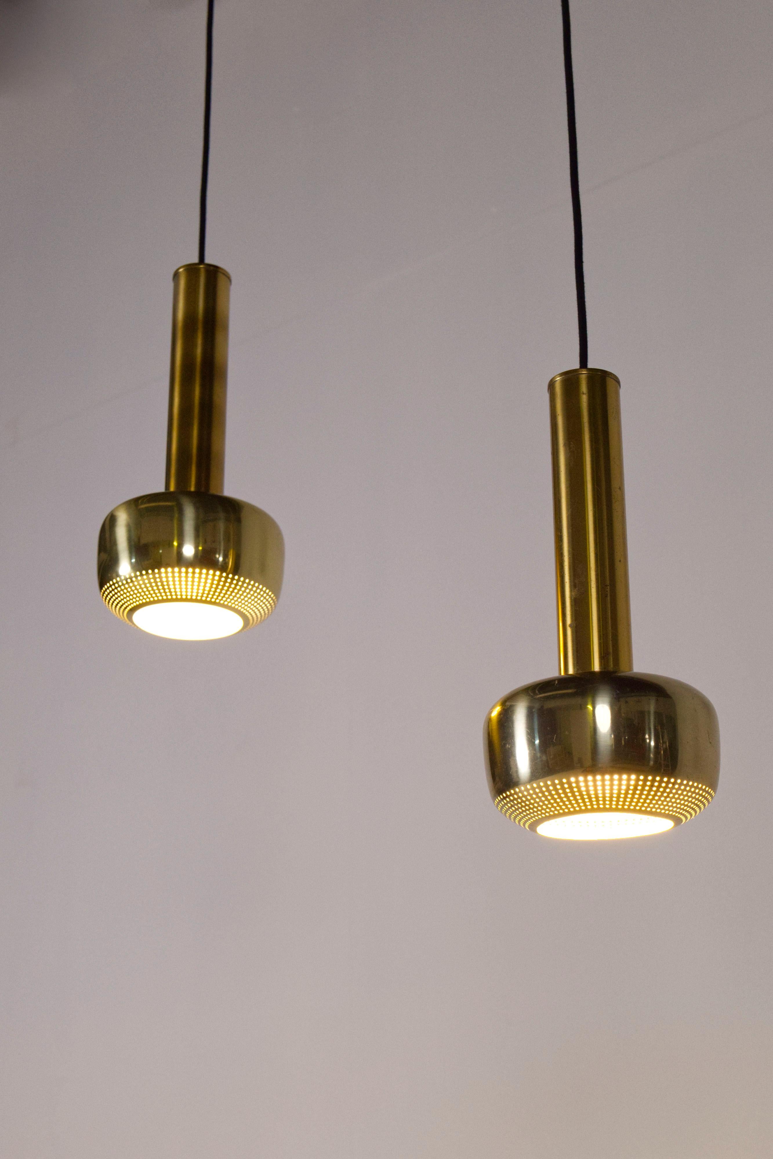 Milieu du XXe siècle Vilhelm Lauritzen, Paire de lampes à suspension en laiton, Louis Poulsen, Danemark, années 1950 en vente
