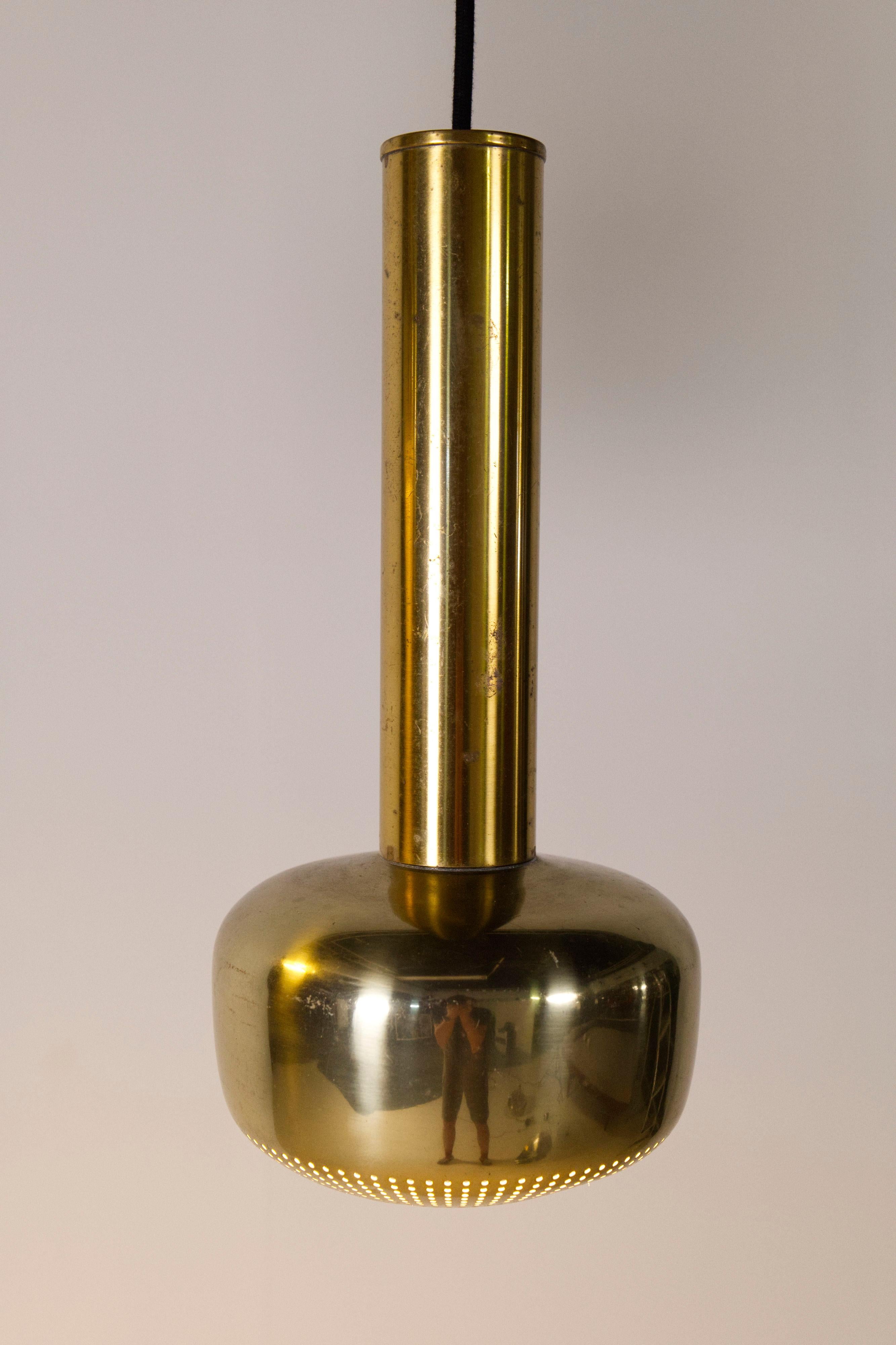 Laiton Vilhelm Lauritzen, Paire de lampes à suspension en laiton, Louis Poulsen, Danemark, années 1950 en vente