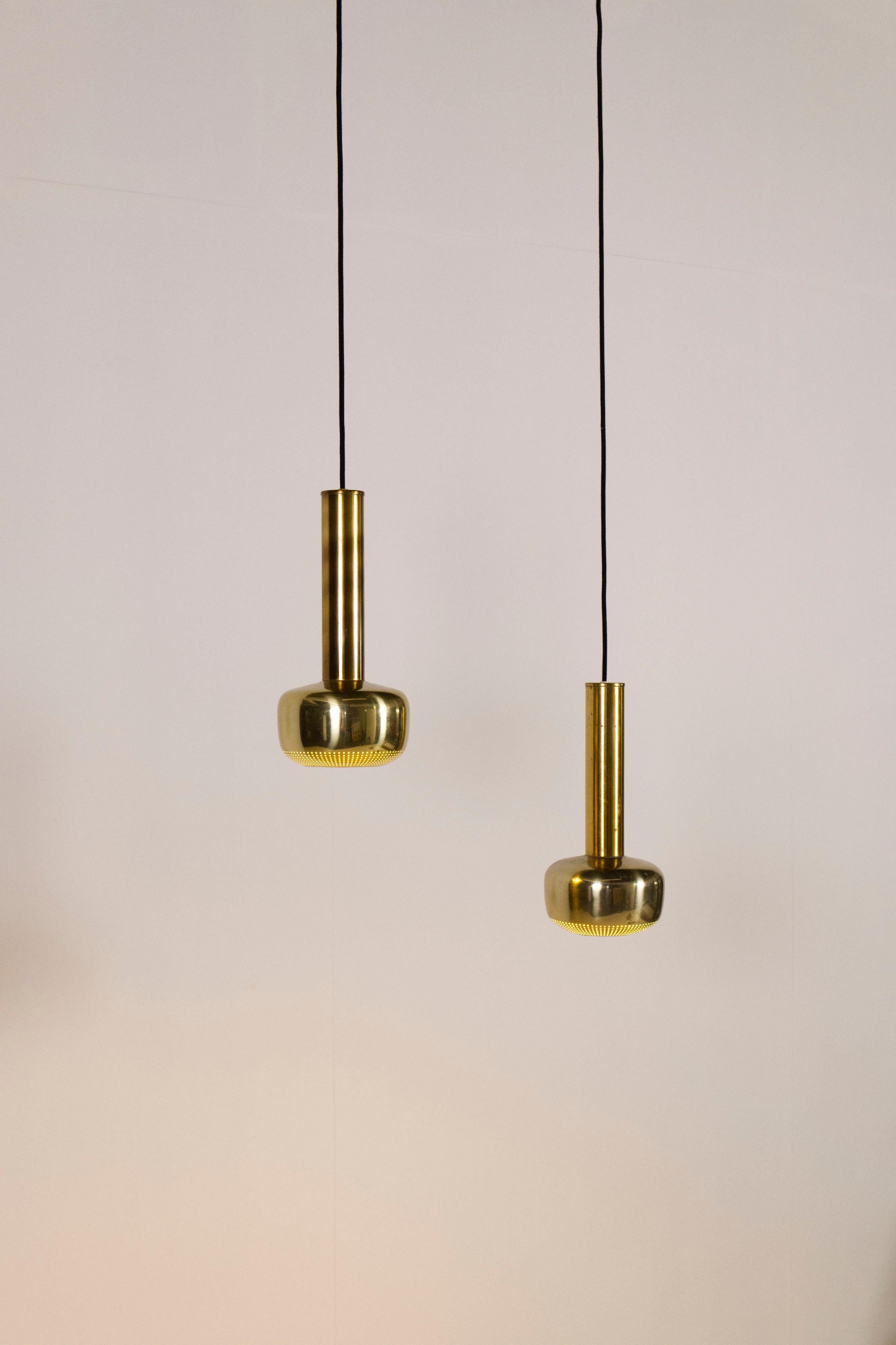 Vilhelm Lauritzen, Paire de lampes à suspension en laiton, Louis Poulsen, Danemark, années 1950 en vente 1