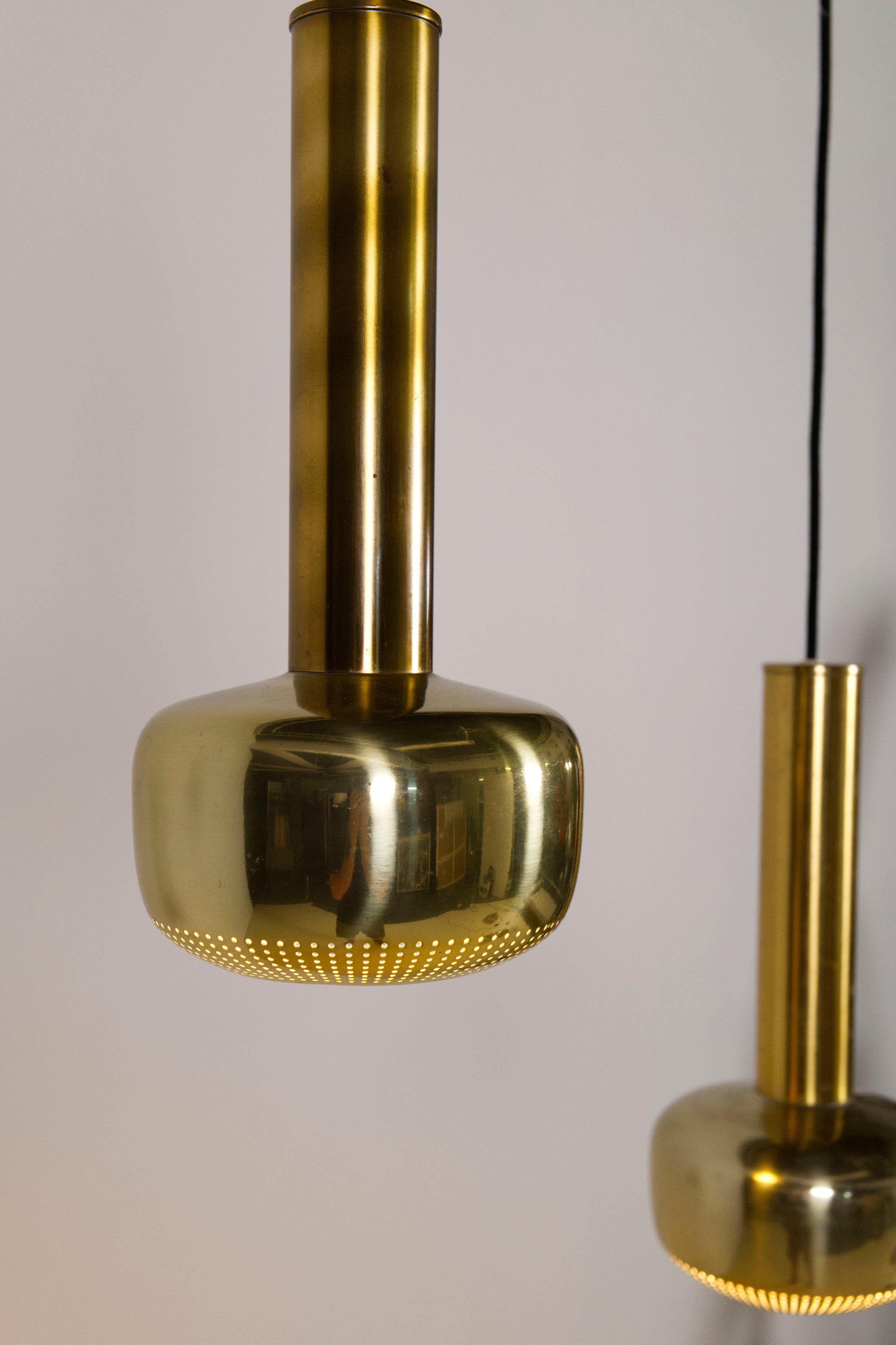 Vilhelm Lauritzen, Paire de lampes à suspension en laiton, Louis Poulsen, Danemark, années 1950 en vente 2