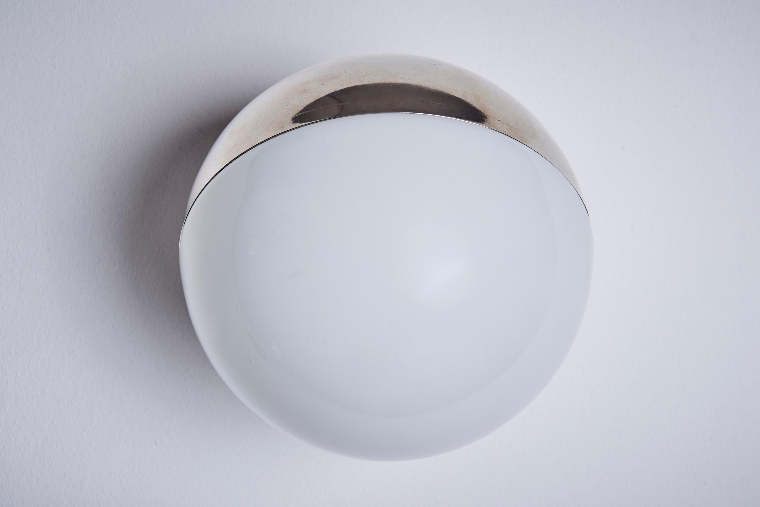Verre dépoli Vilhelm Lauritzen Paire d'appliques Model No 10630 pour Louis Poulsen en vente