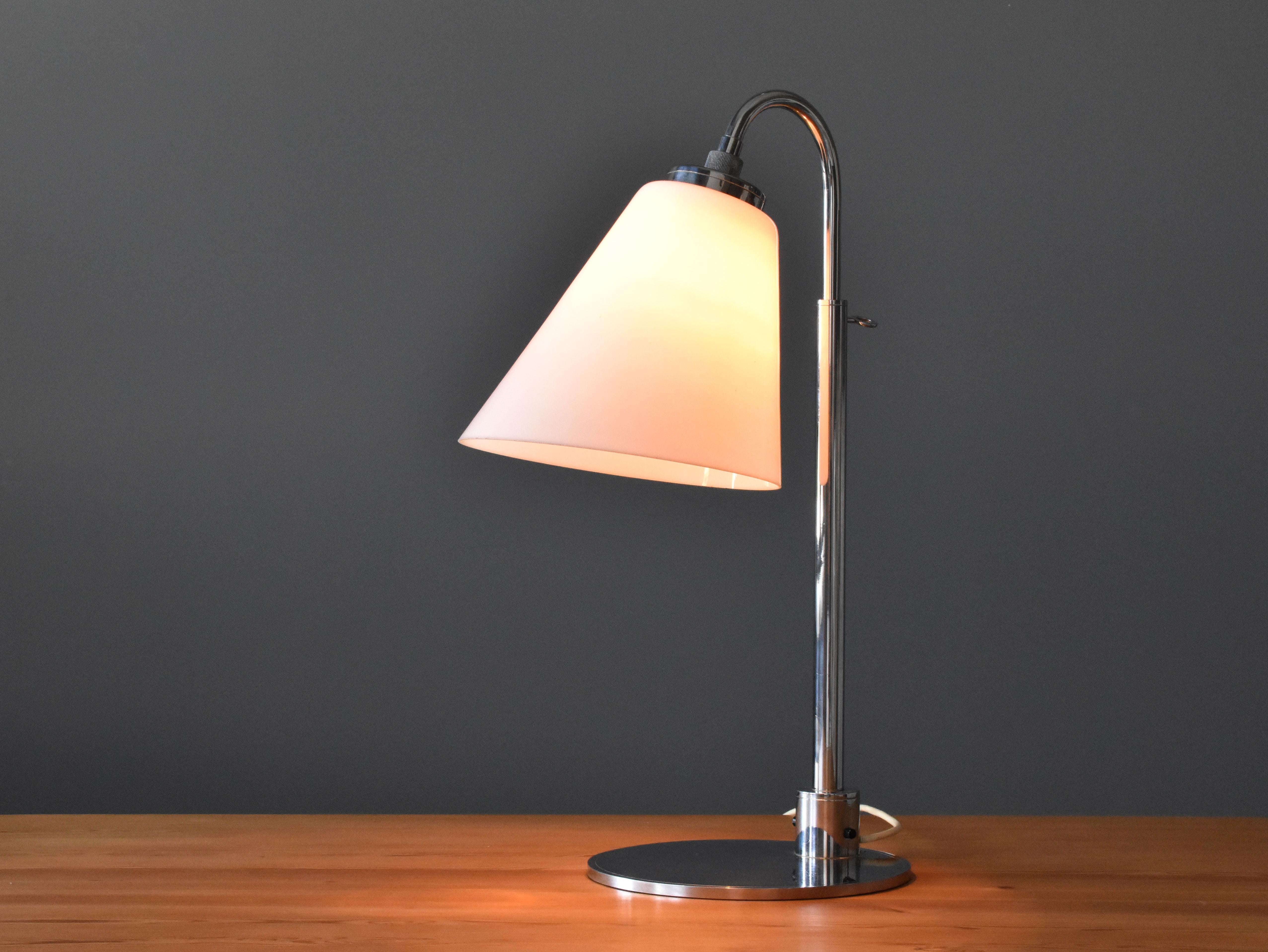 A large and early adjustable table lamp, designed by Vilhelm Lauritzen in 1928 and manufactured by Louis Poulsen in the 1930s. Made in several different variations and sizes.

Examples of this lamp were showcased along with Modernist furniture by