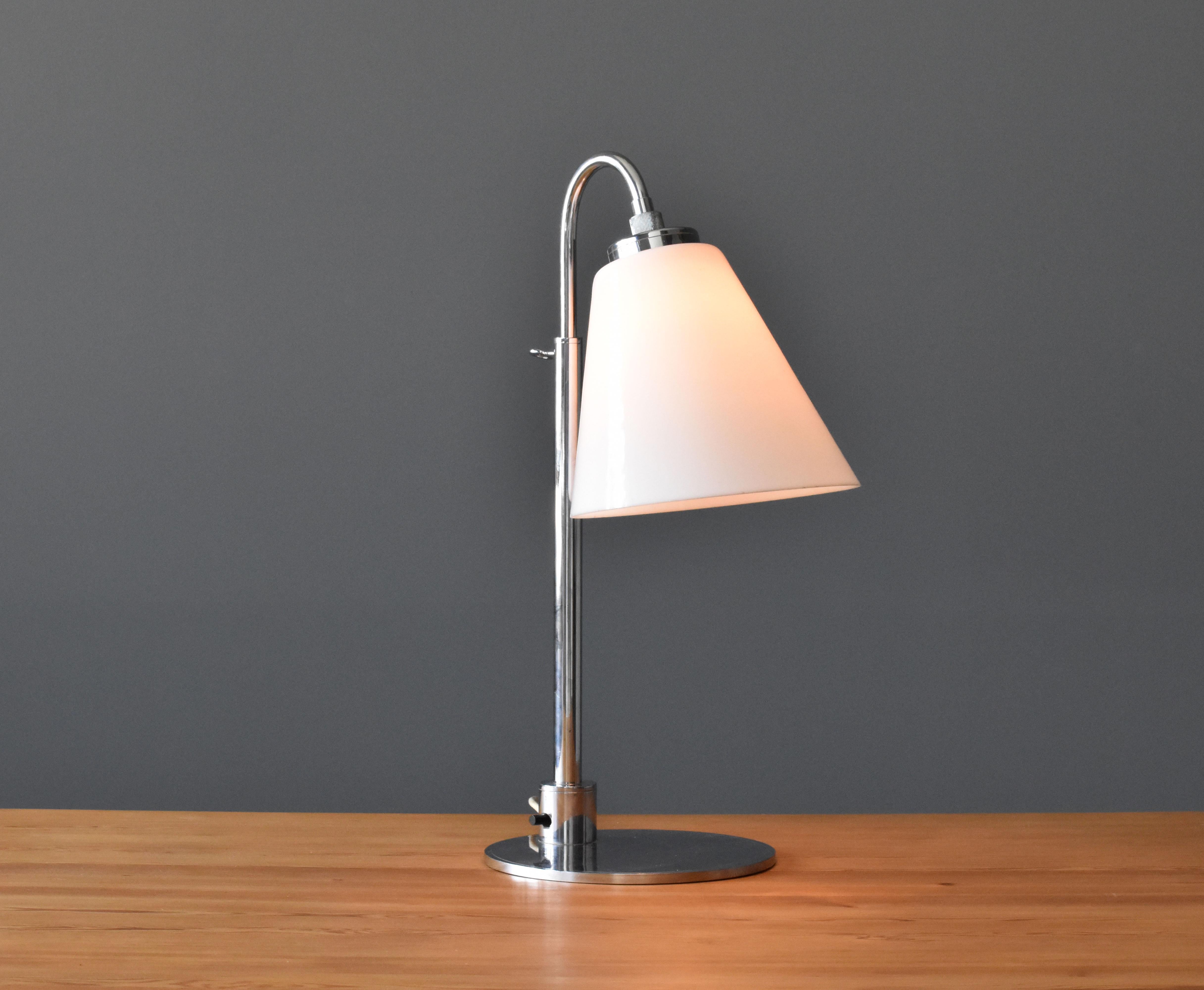 Vilhelm Lauritzen Table Lamp, Nickel-Plated Metal, Glass, Louis Poulsen, 1930s im Zustand „Gut“ in High Point, NC