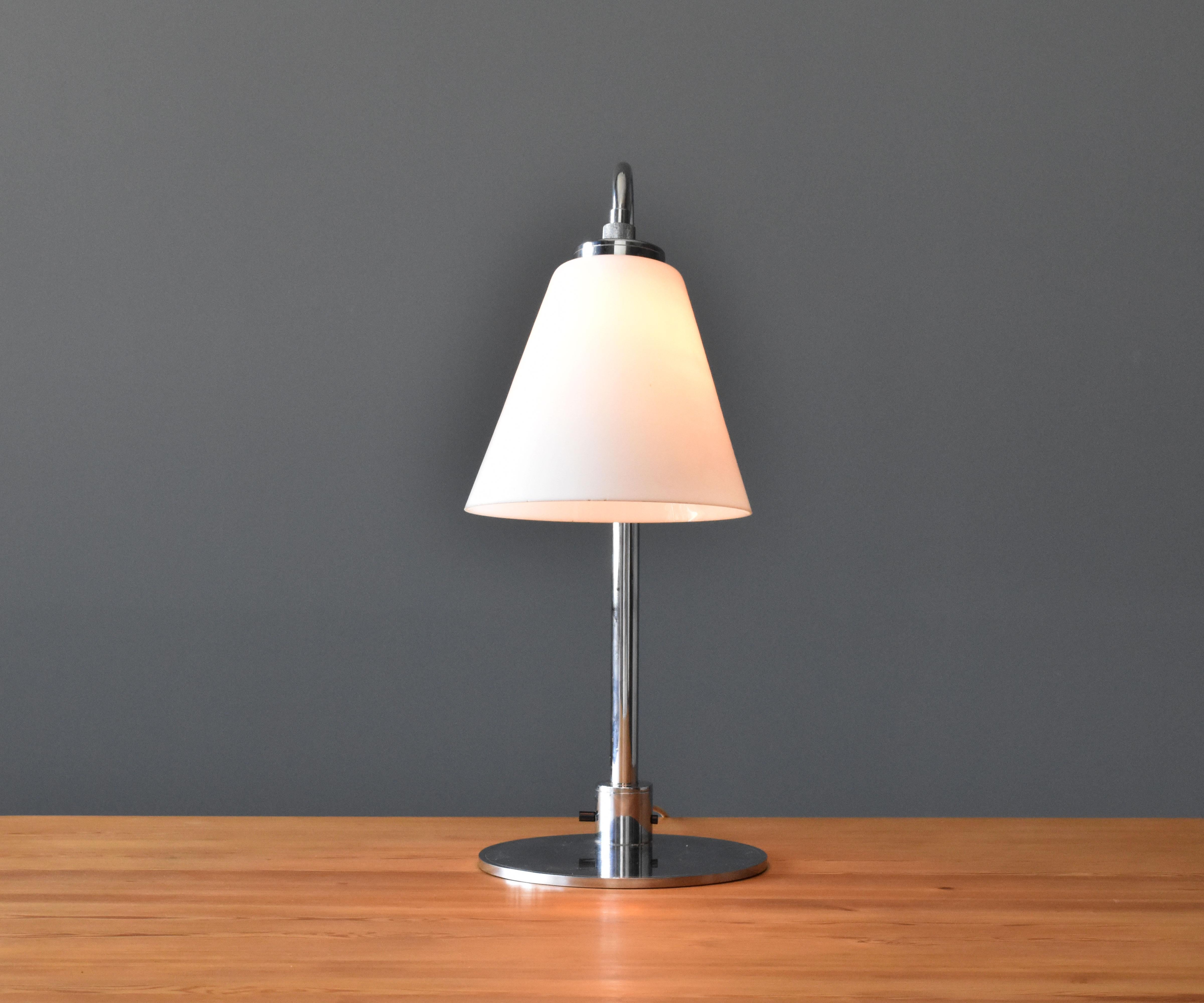 Vilhelm Lauritzen Table Lamp, Nickel-Plated Metal, Glass, Louis Poulsen, 1930s (Mitte des 20. Jahrhunderts)