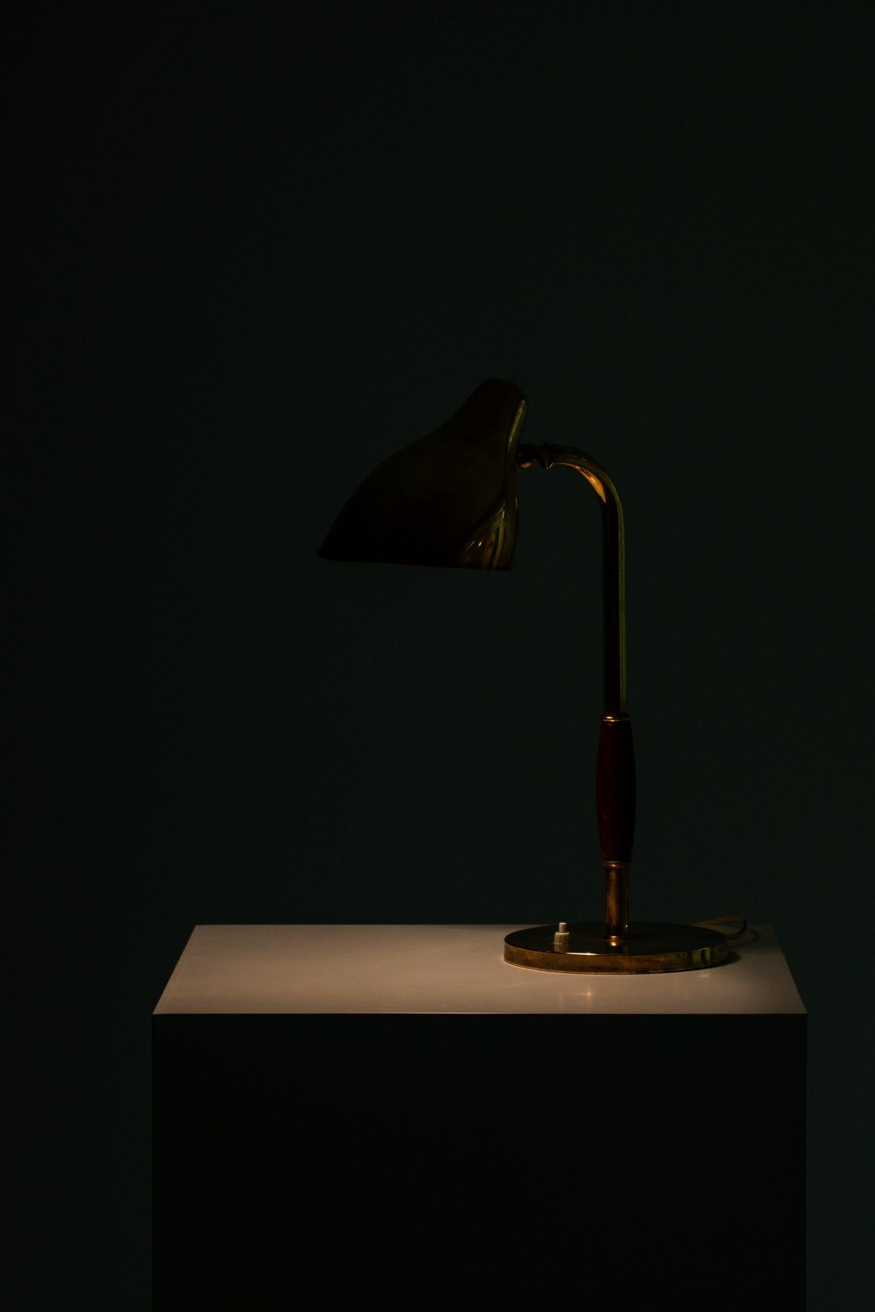 Laiton Lampe de bureau Vilhelm Lauritzen produite par Louis Poulsen au Danemark en vente